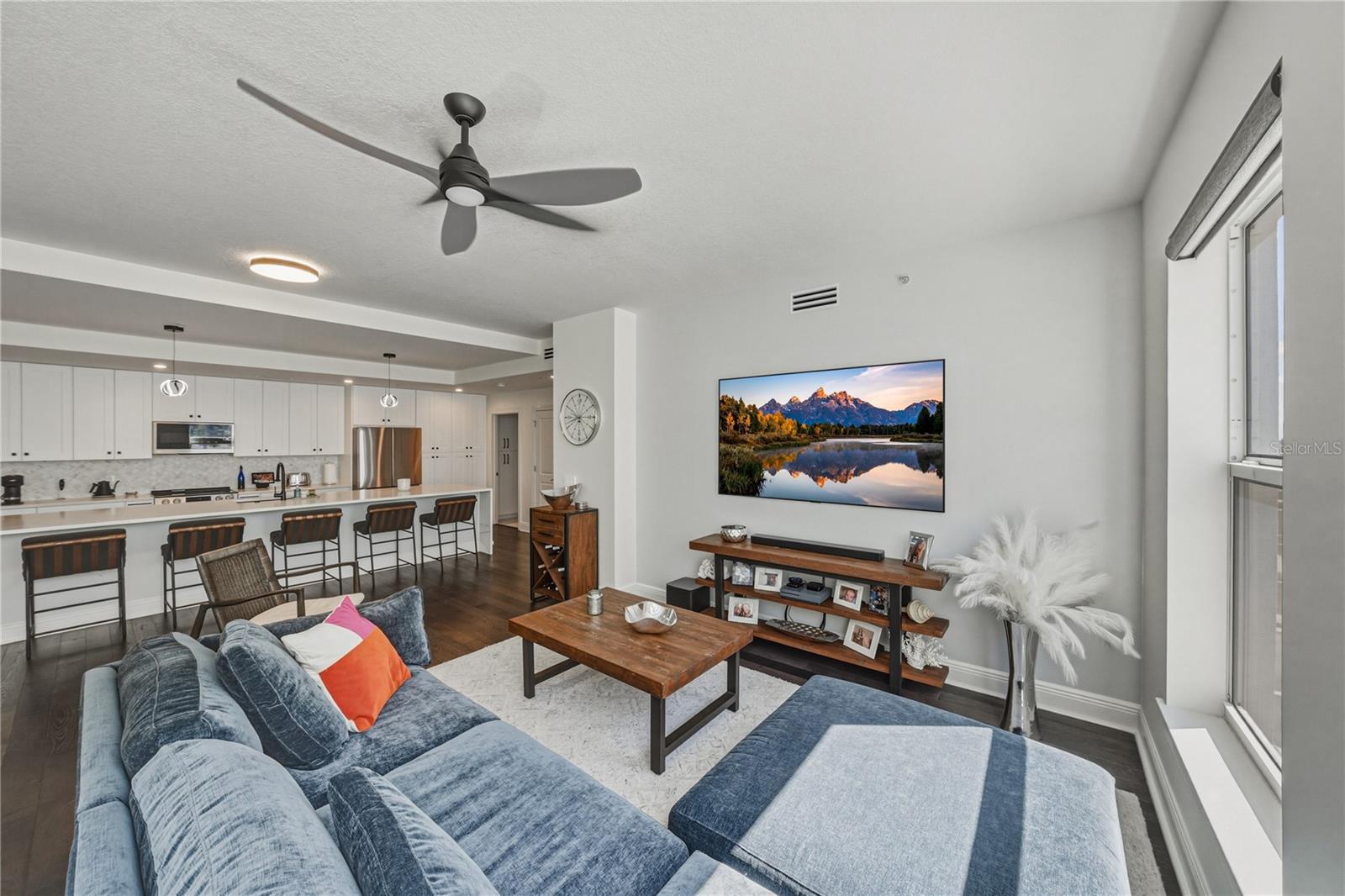 Listing photo id 13 for 1227 Madison Street 504