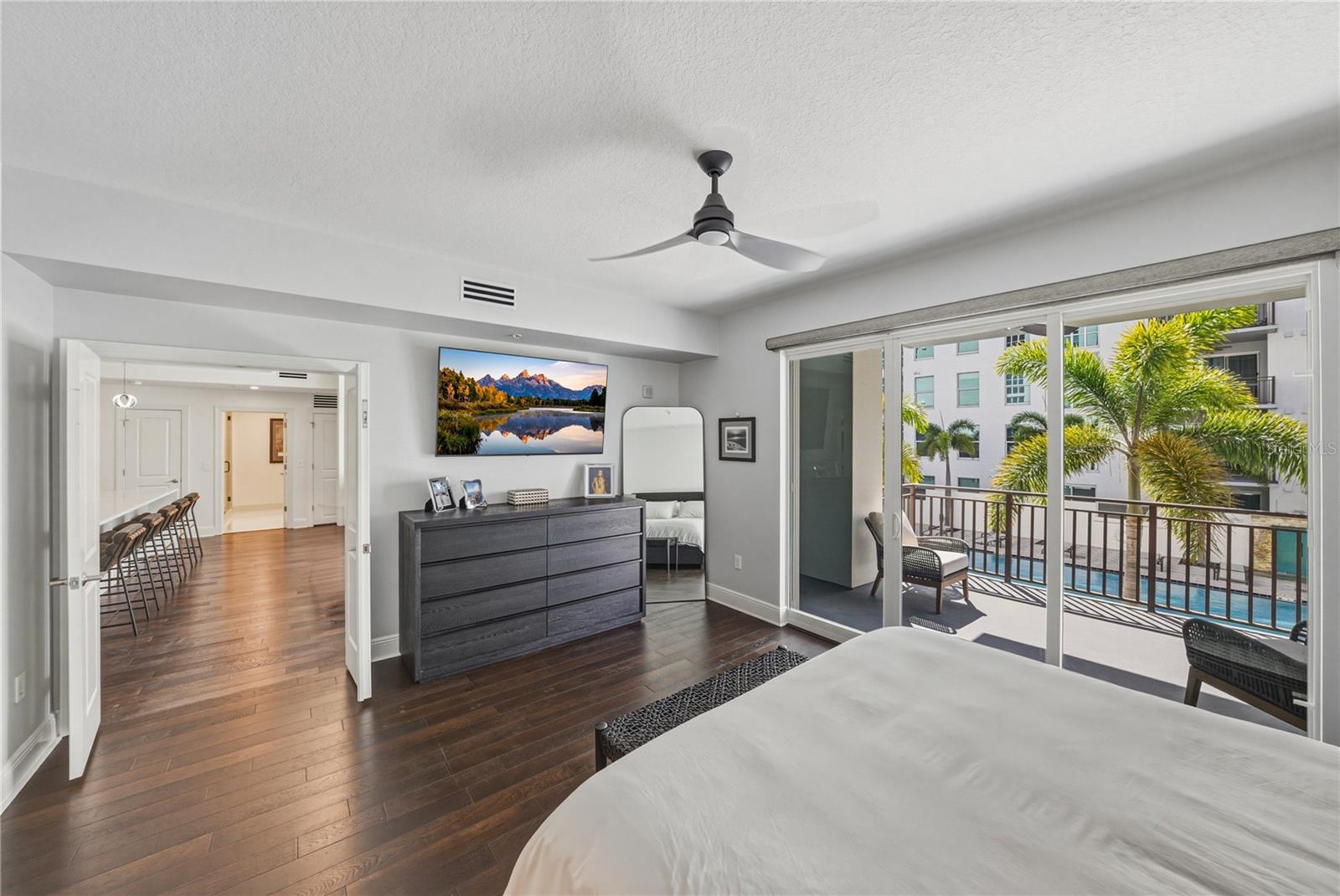 Listing photo id 19 for 1227 Madison Street 504