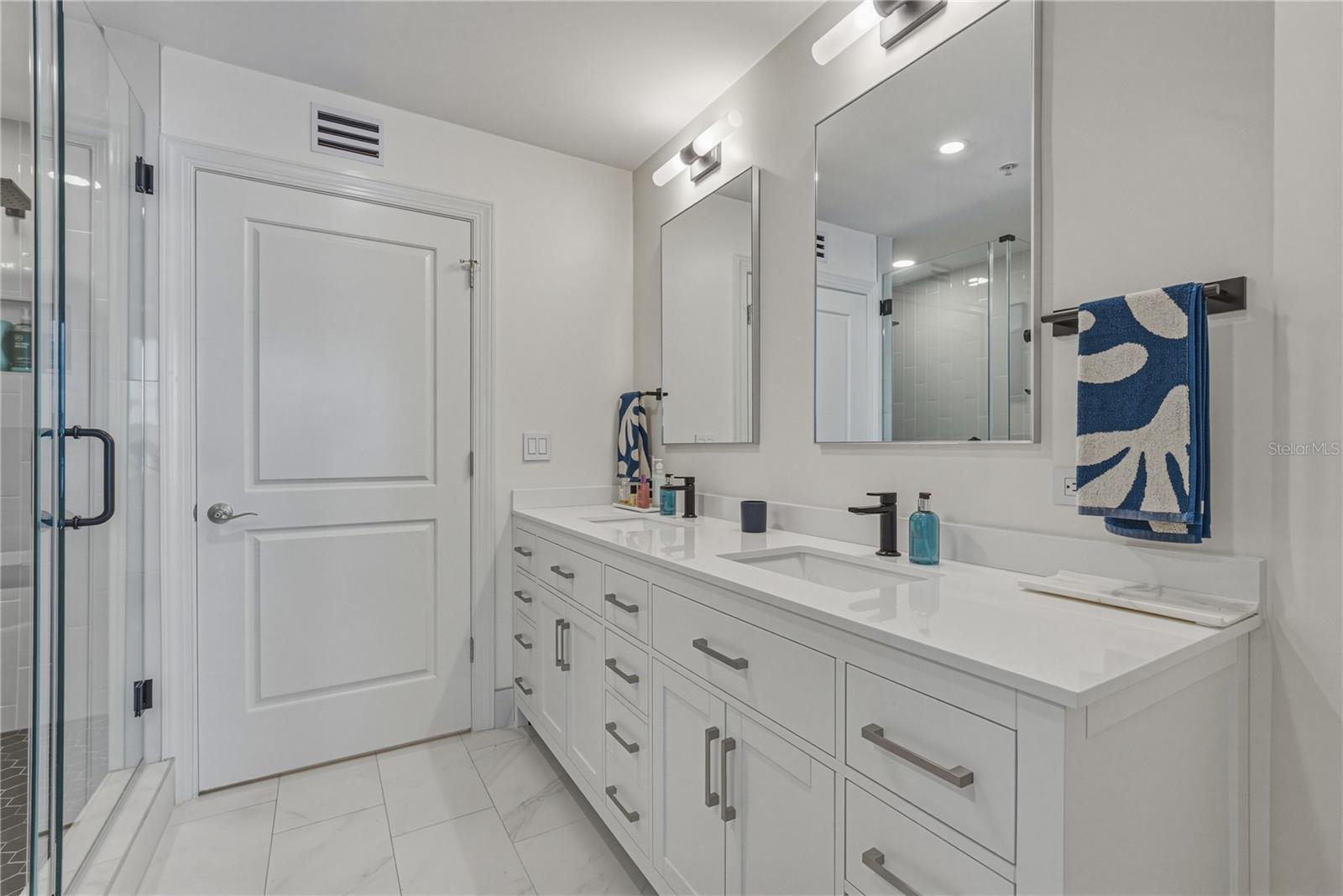 Listing photo id 22 for 1227 Madison Street 504