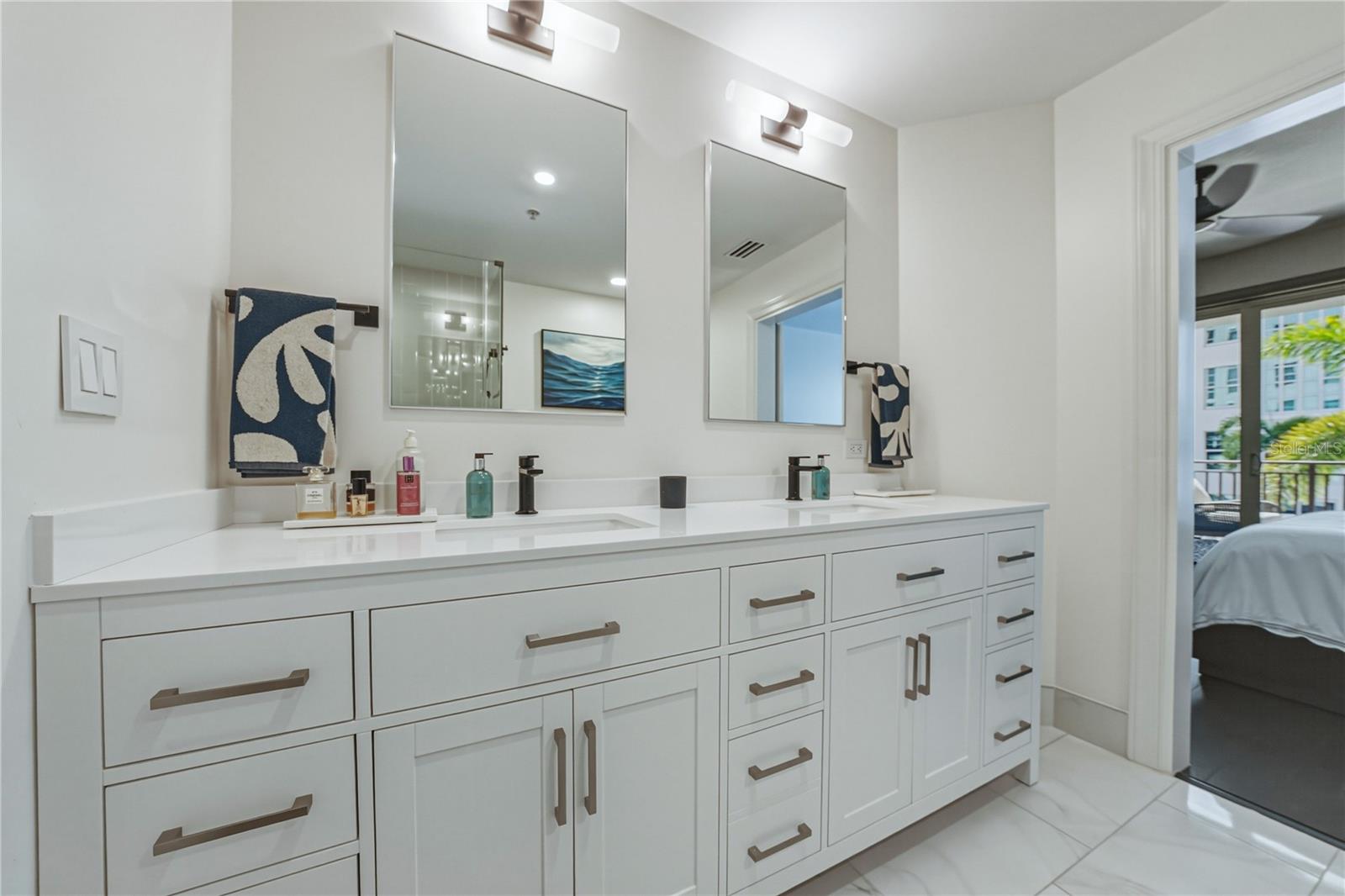 Listing photo id 23 for 1227 Madison Street 504