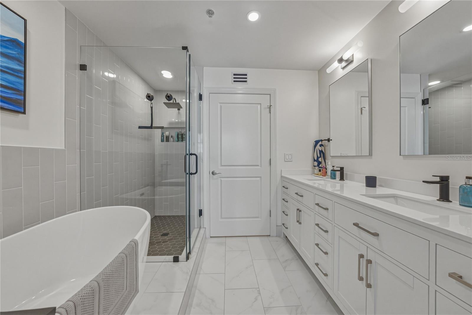 Listing photo id 24 for 1227 Madison Street 504