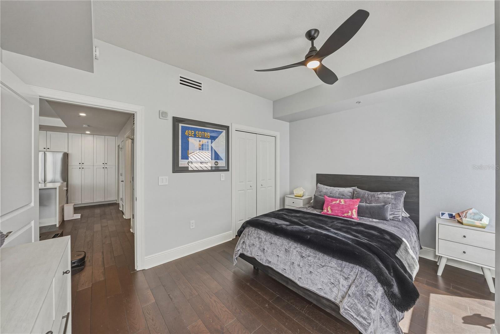 Listing photo id 30 for 1227 Madison Street 504