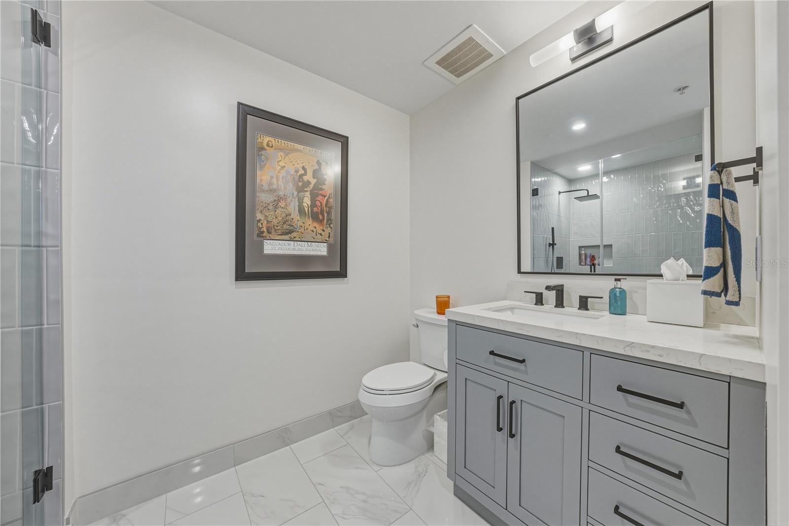 Listing photo id 33 for 1227 Madison Street 504
