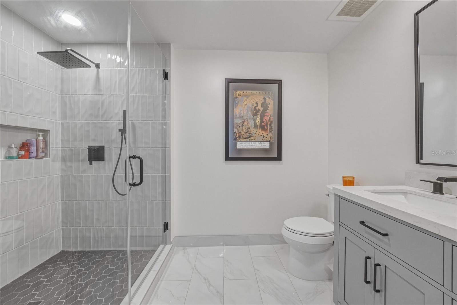 Listing photo id 34 for 1227 Madison Street 504