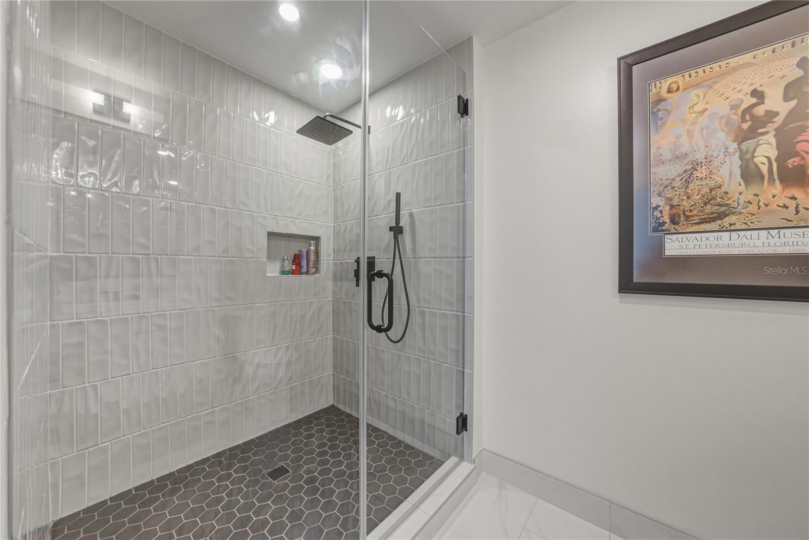 Listing photo id 35 for 1227 Madison Street 504