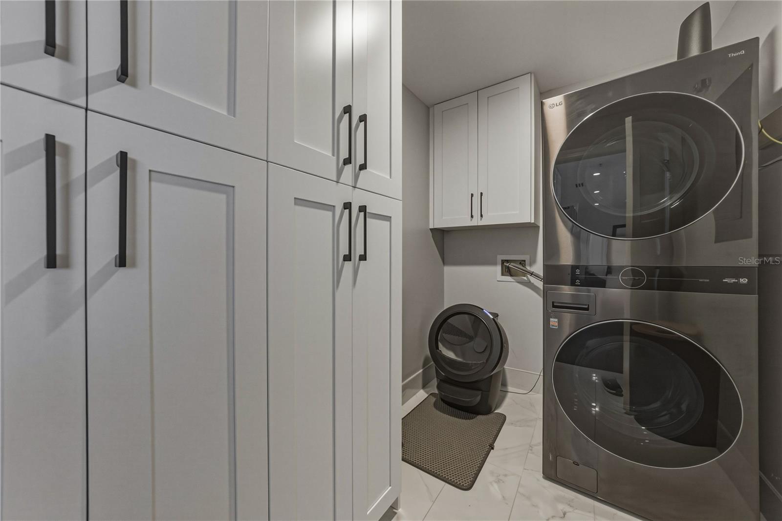 Listing photo id 36 for 1227 Madison Street 504