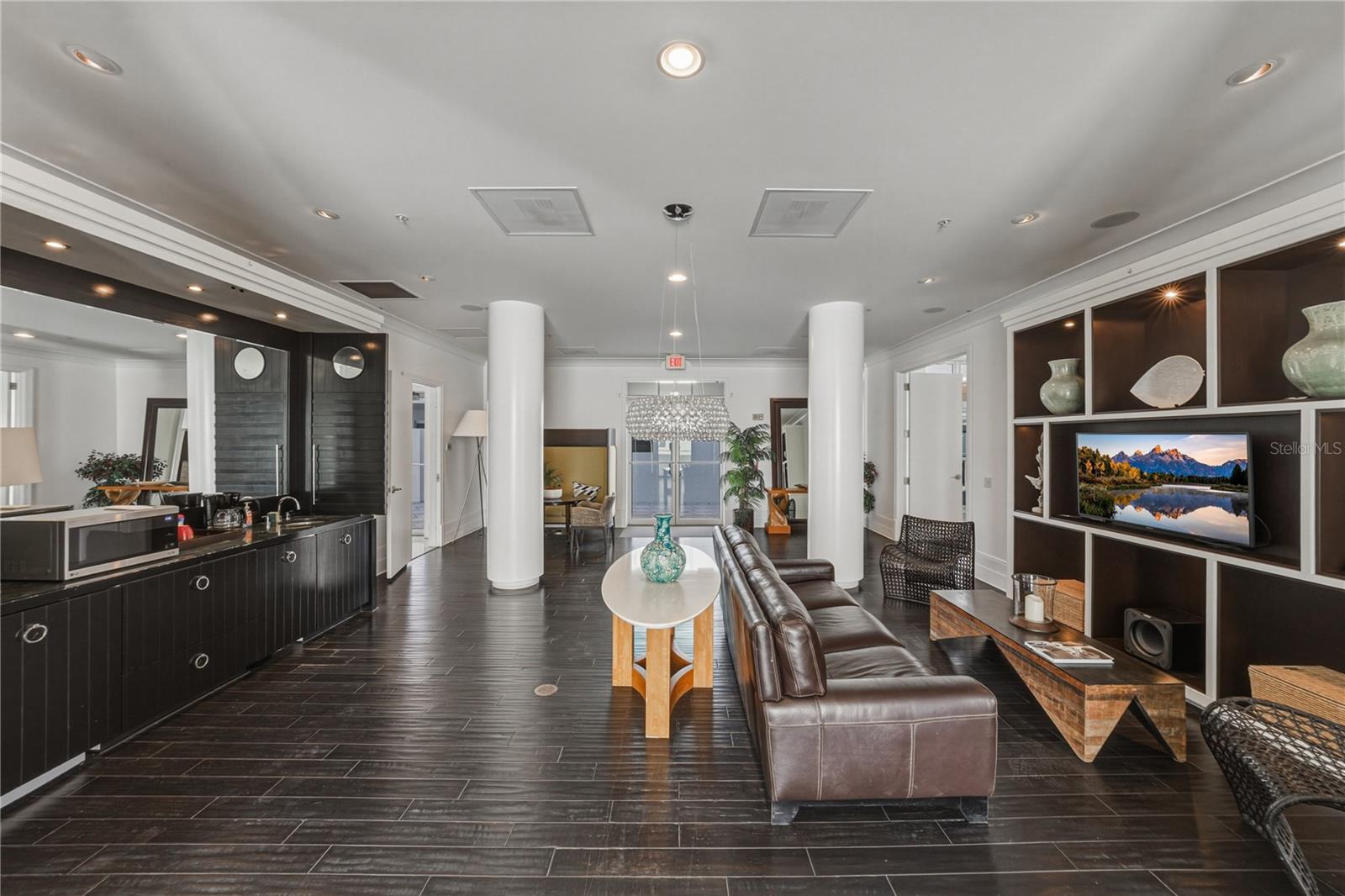 Listing photo id 37 for 1227 Madison Street 504