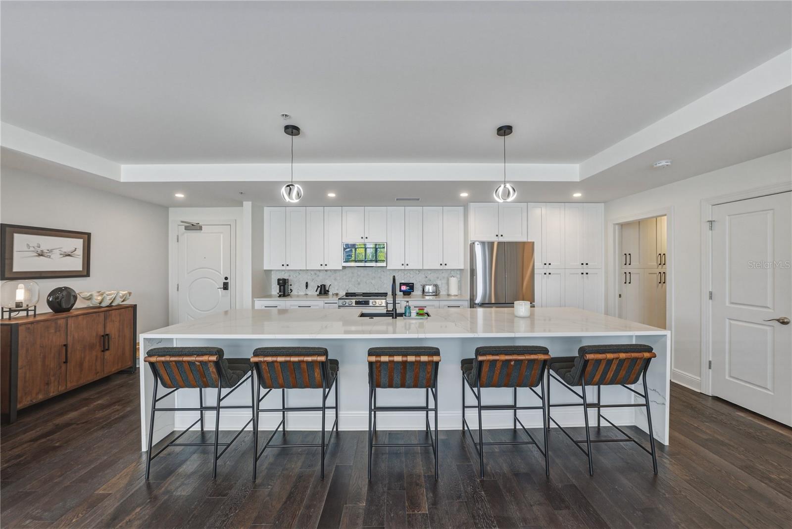 Listing photo id 2 for 1227 Madison Street 504