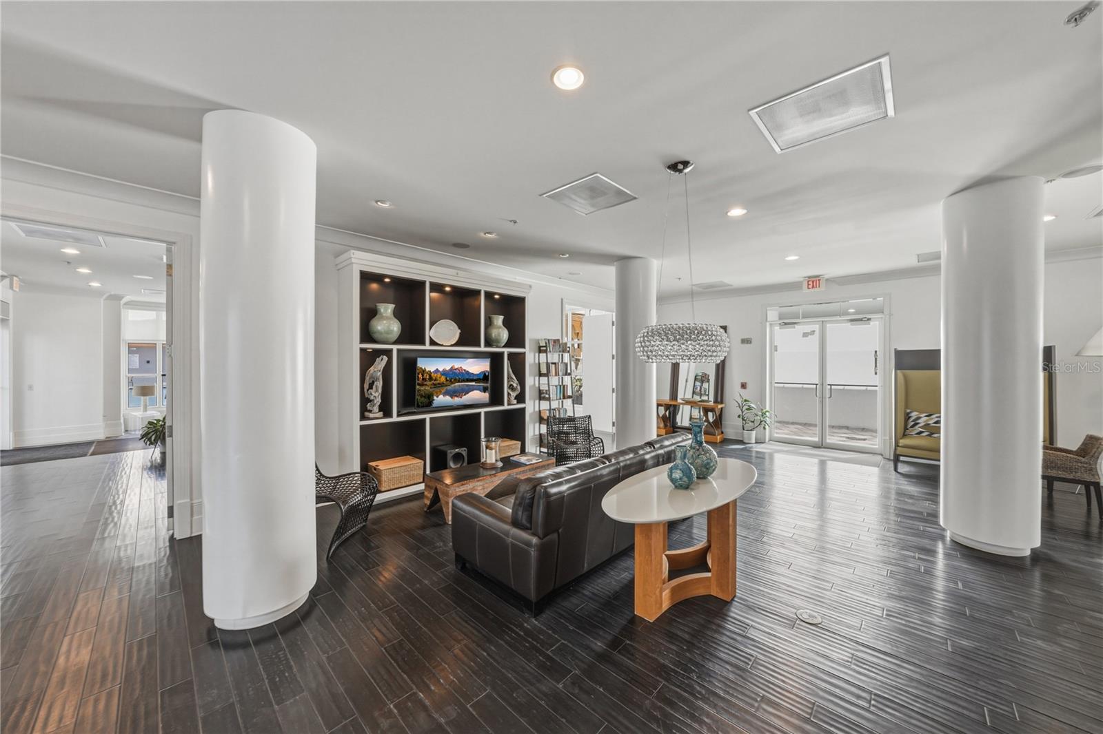 Listing photo id 39 for 1227 Madison Street 504