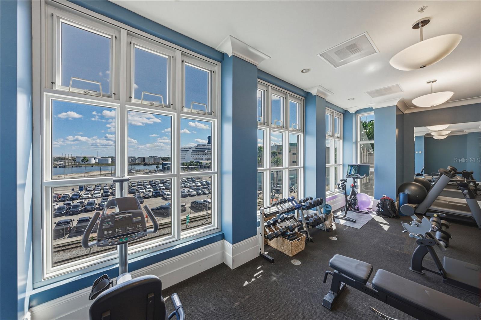 Listing photo id 40 for 1227 Madison Street 504