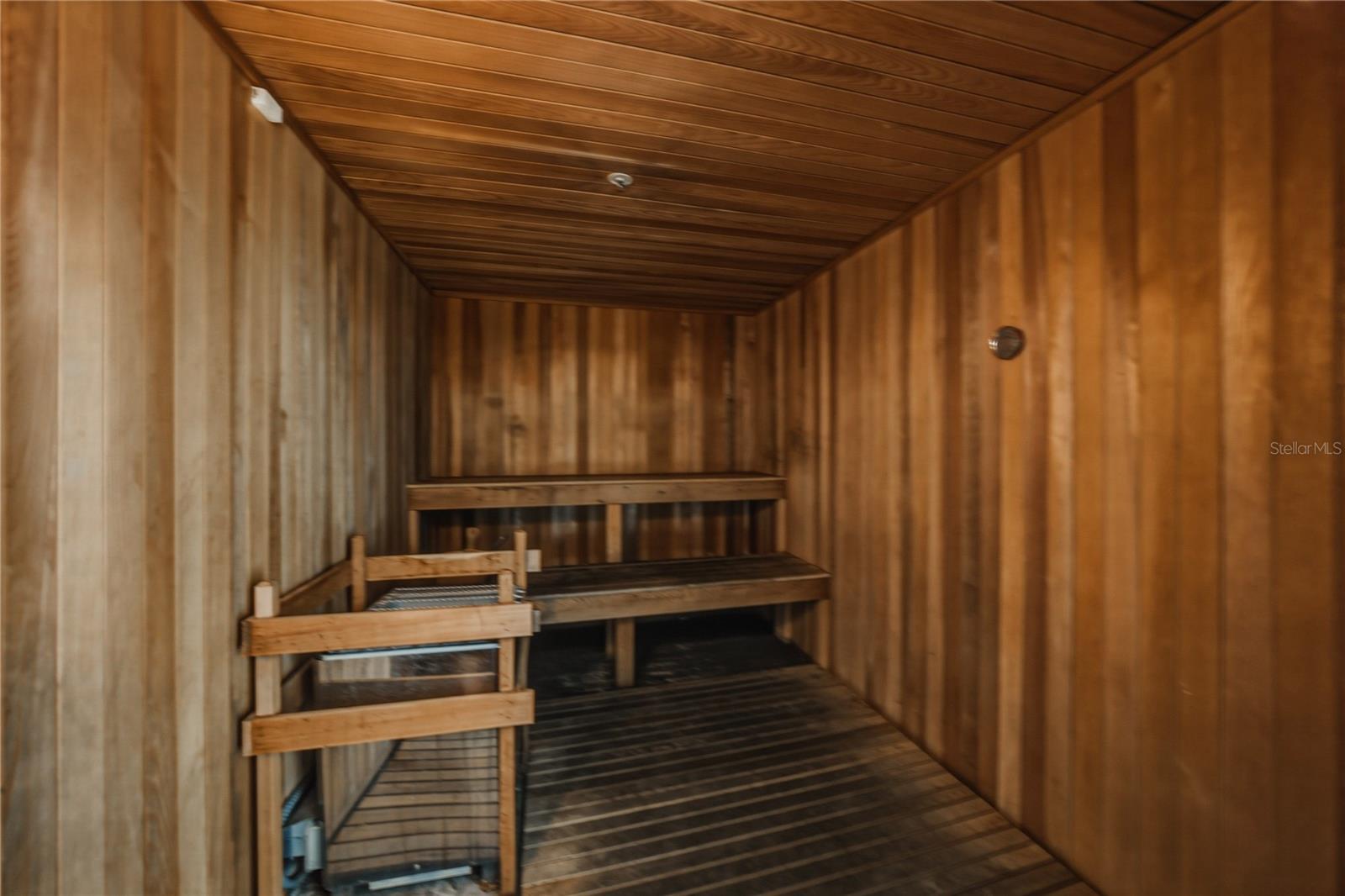 Listing photo id 41 for 1227 Madison Street 504