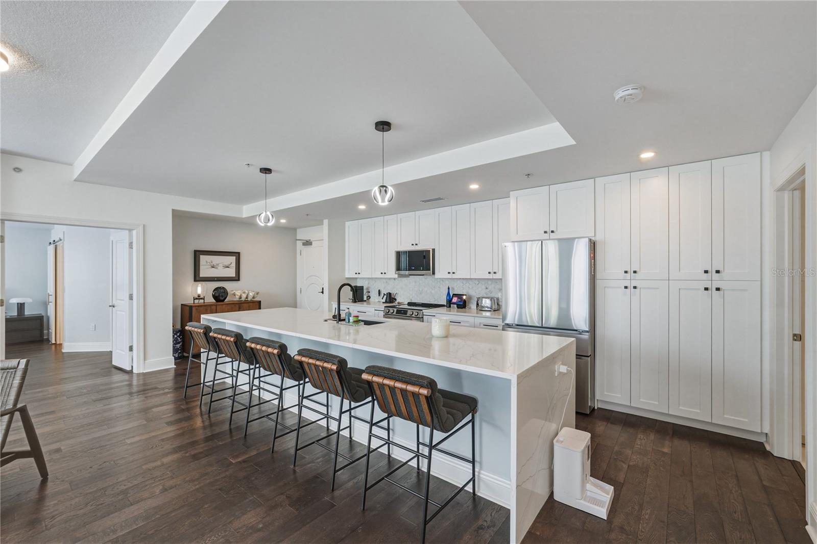 Listing photo id 3 for 1227 Madison Street 504