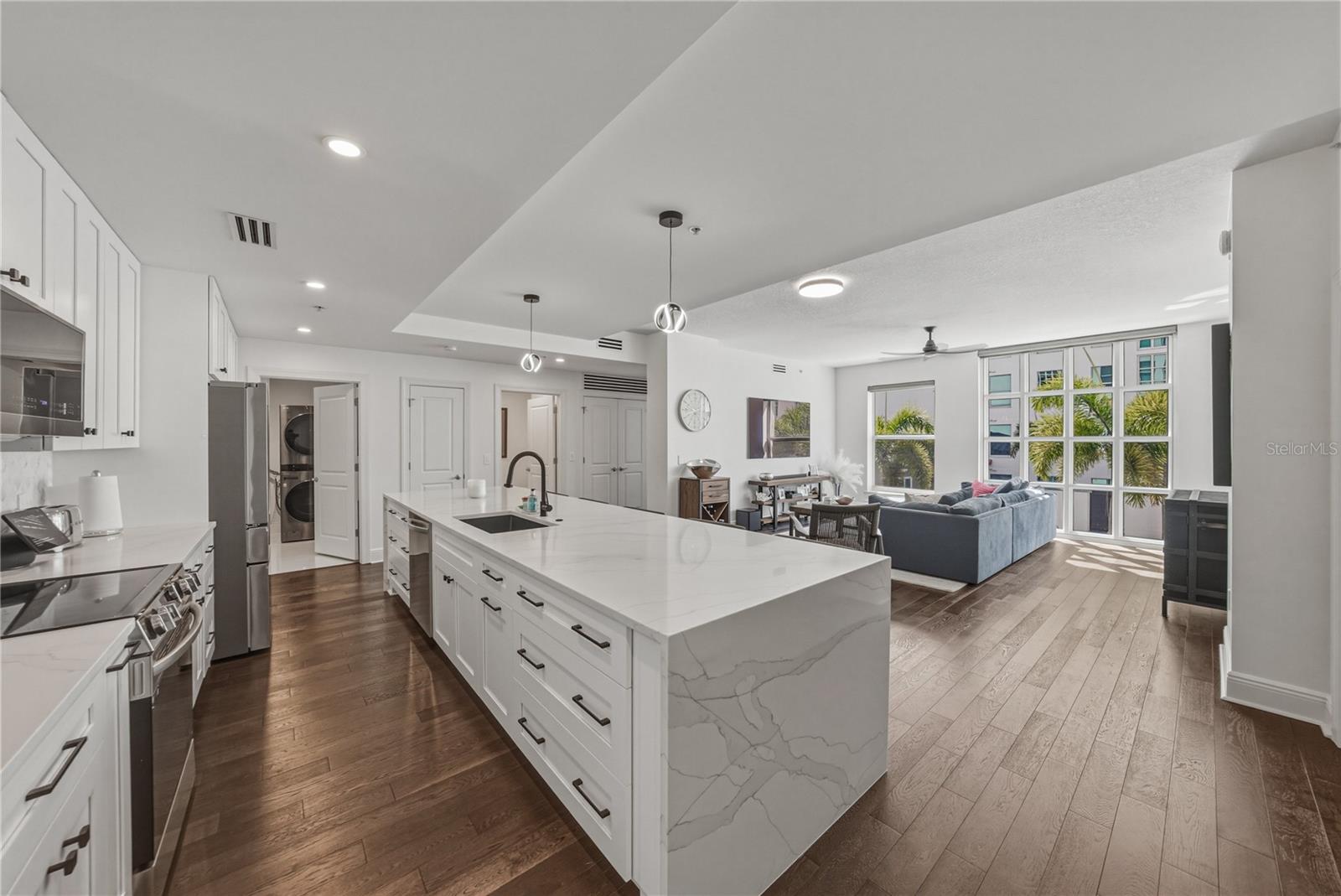 Listing photo id 5 for 1227 Madison Street 504