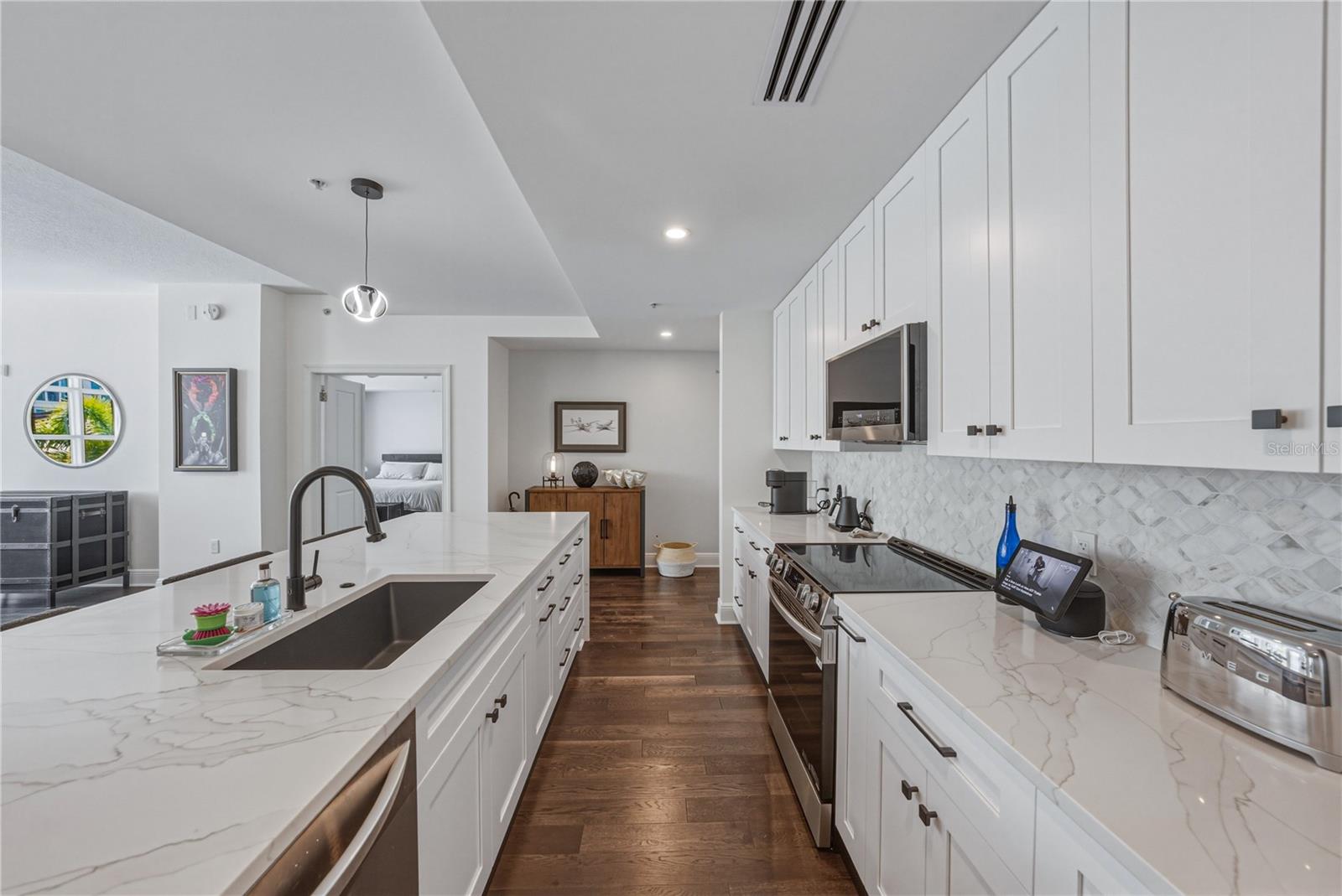 Listing photo id 6 for 1227 Madison Street 504