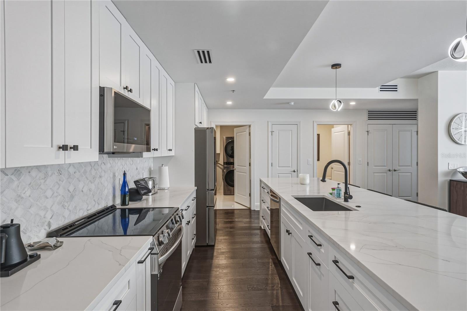 Listing photo id 7 for 1227 Madison Street 504