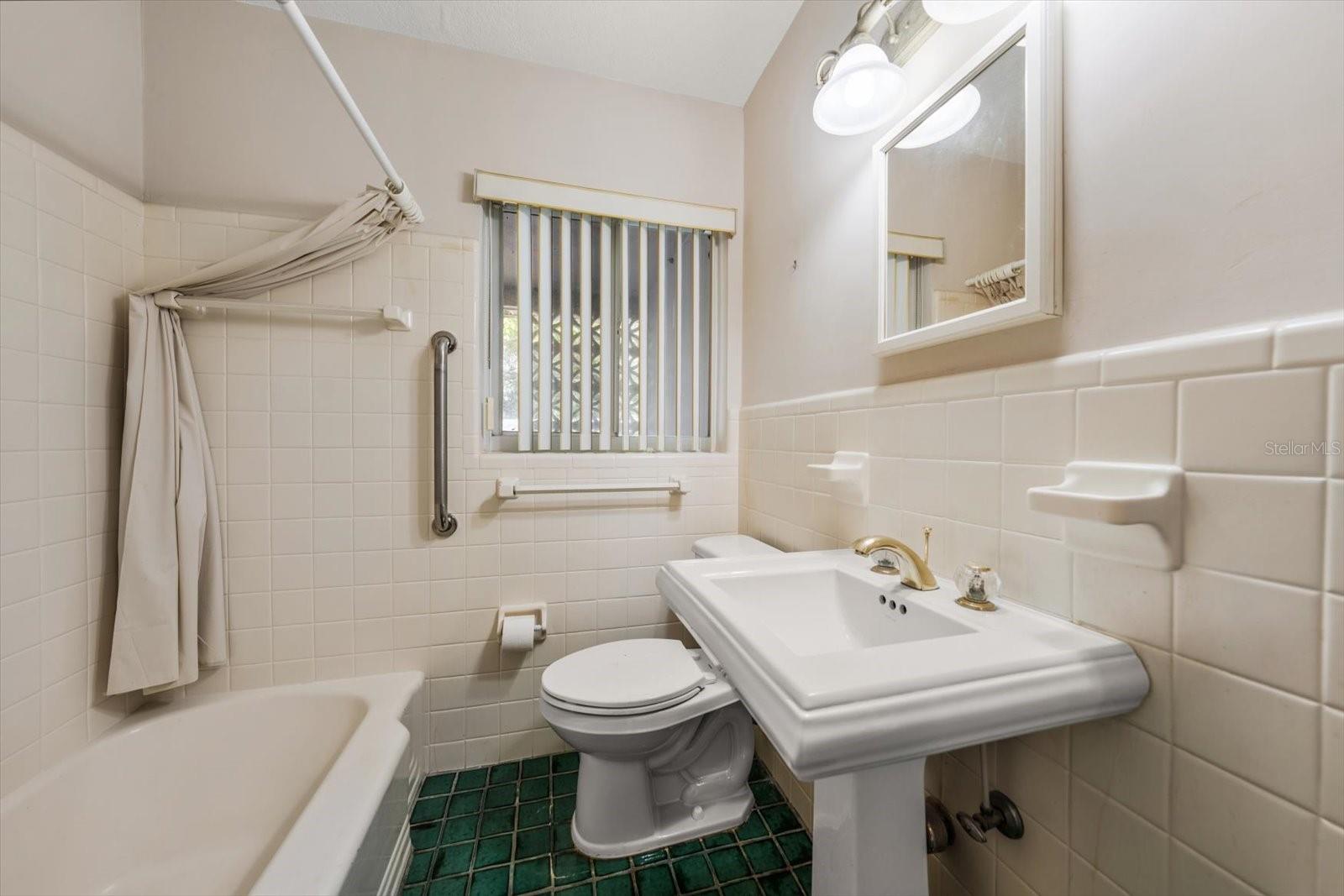 Image 23 of 48 For 230 Garden Circle