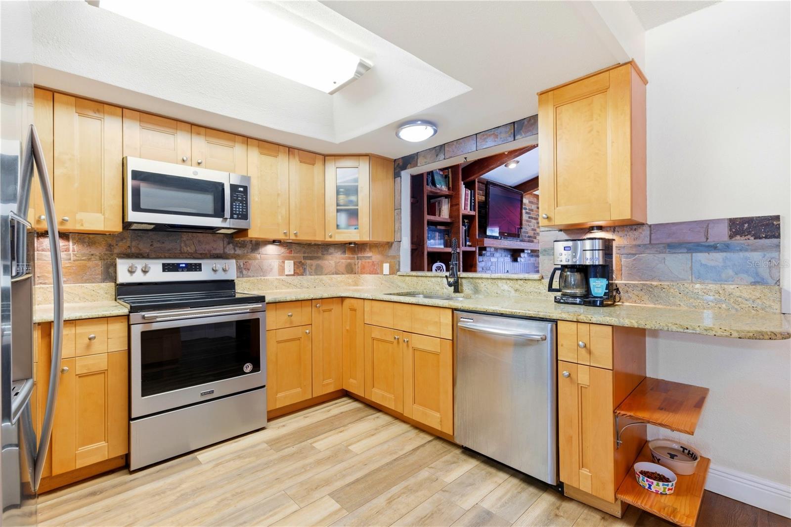 Image 6 of 37 For 10776 124th Avenue N