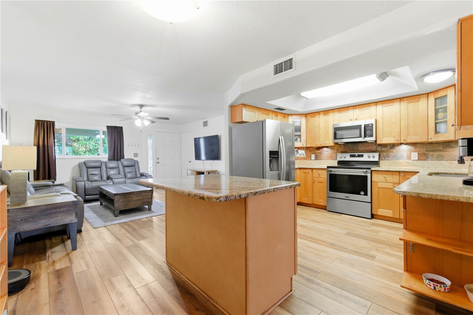 Image 7 of 37 For 10776 124th Avenue N