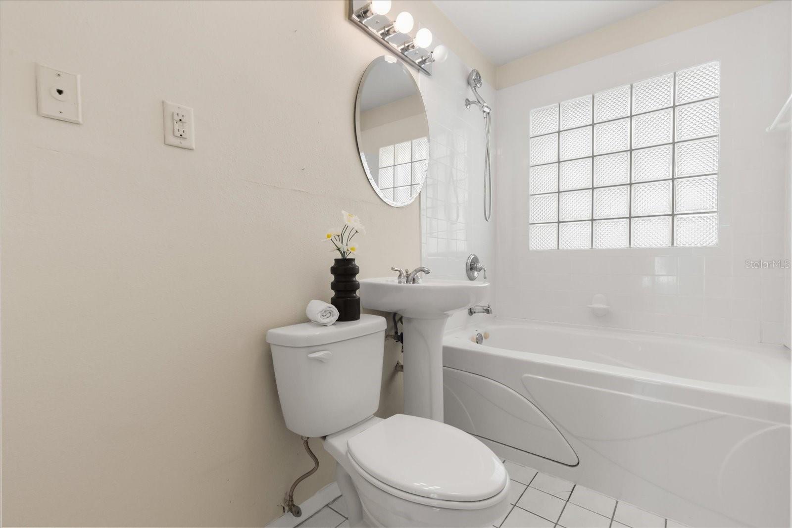 Image 18 of 25 For 2400 Andalusia Way Ne