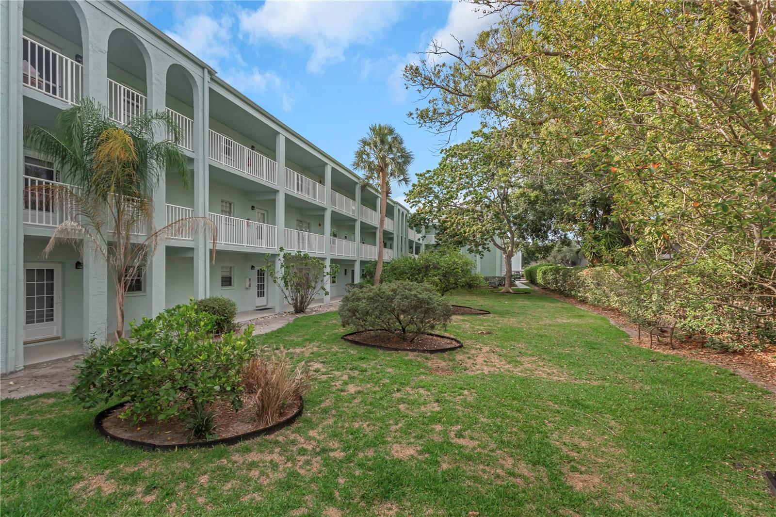 Image 20 of 30 For 1706 Belleair Forest Drive 222