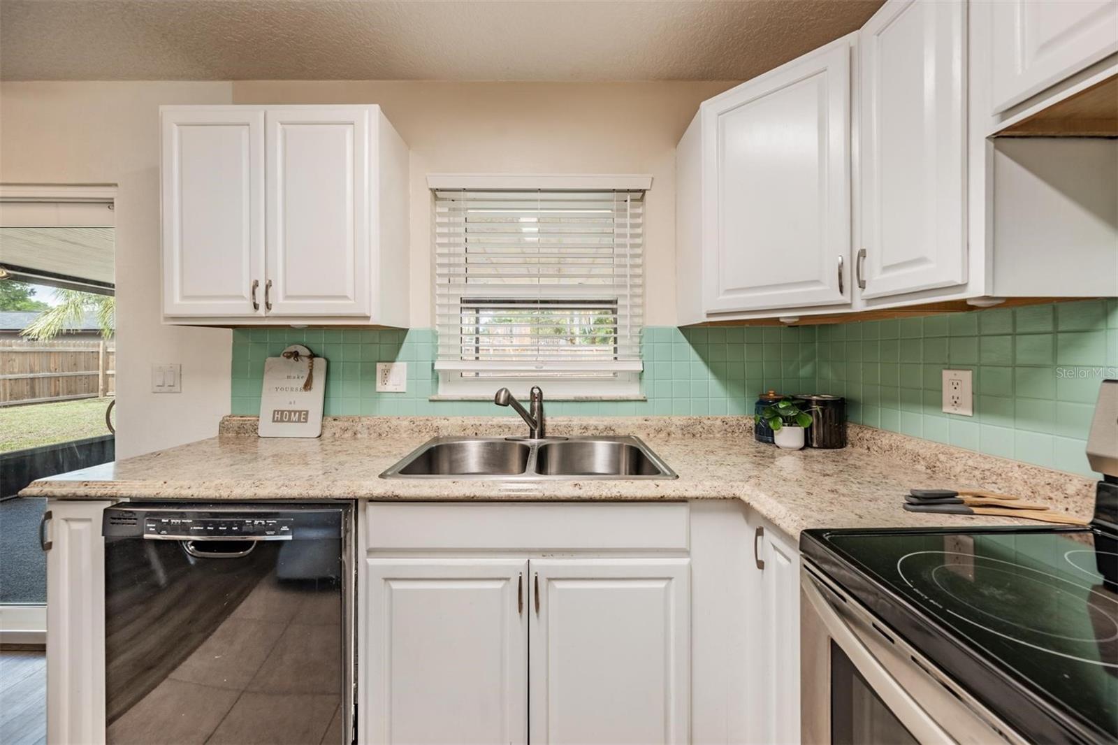 Listing photo id 10 for 13929 Pathfinder Drive