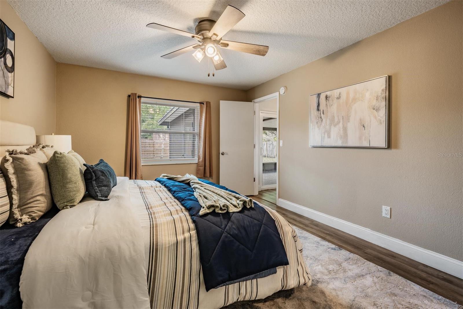 Listing photo id 13 for 13929 Pathfinder Drive