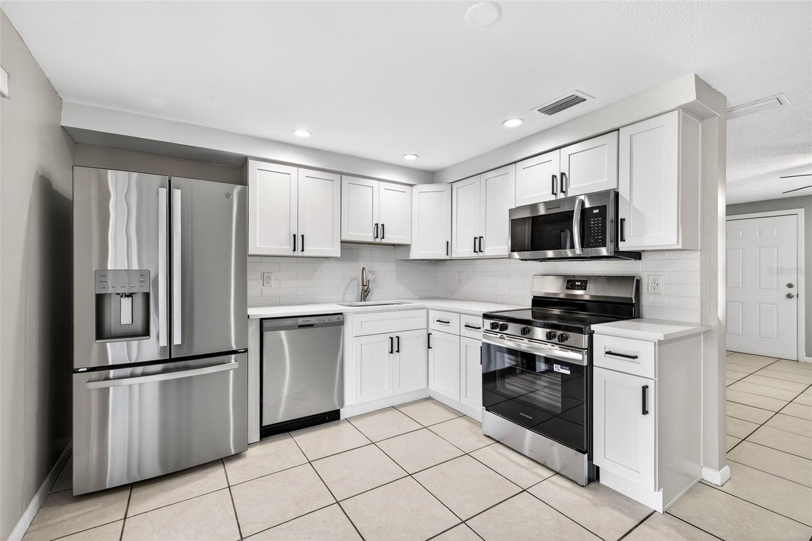 Image 11 of 35 For 2206 Selkirk Street