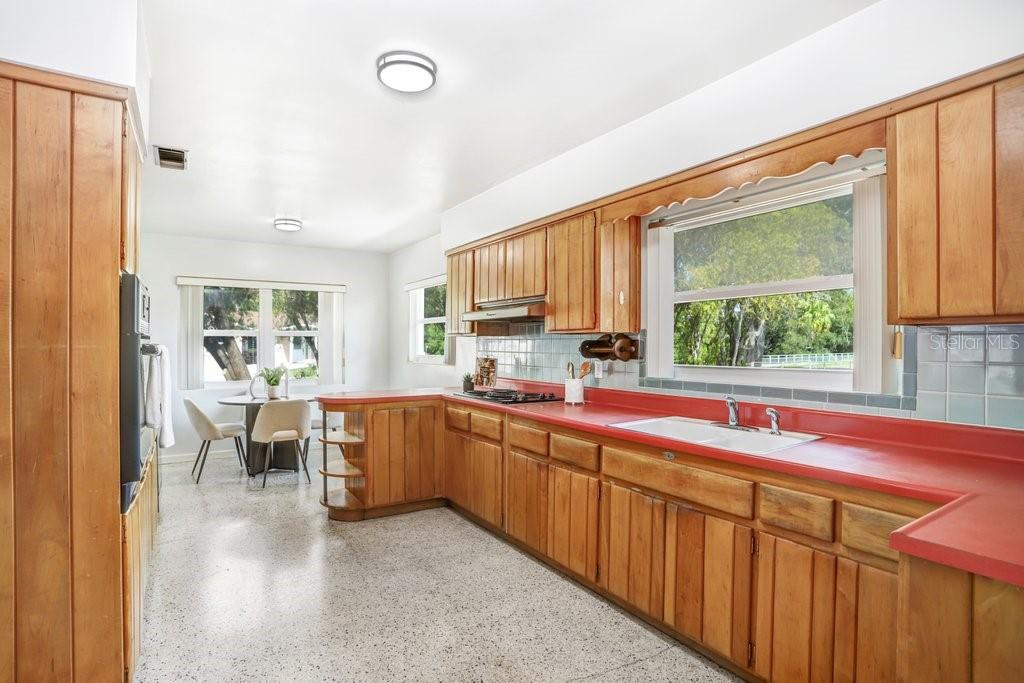 Image 8 of 39 For 1600 Pinewood Drive