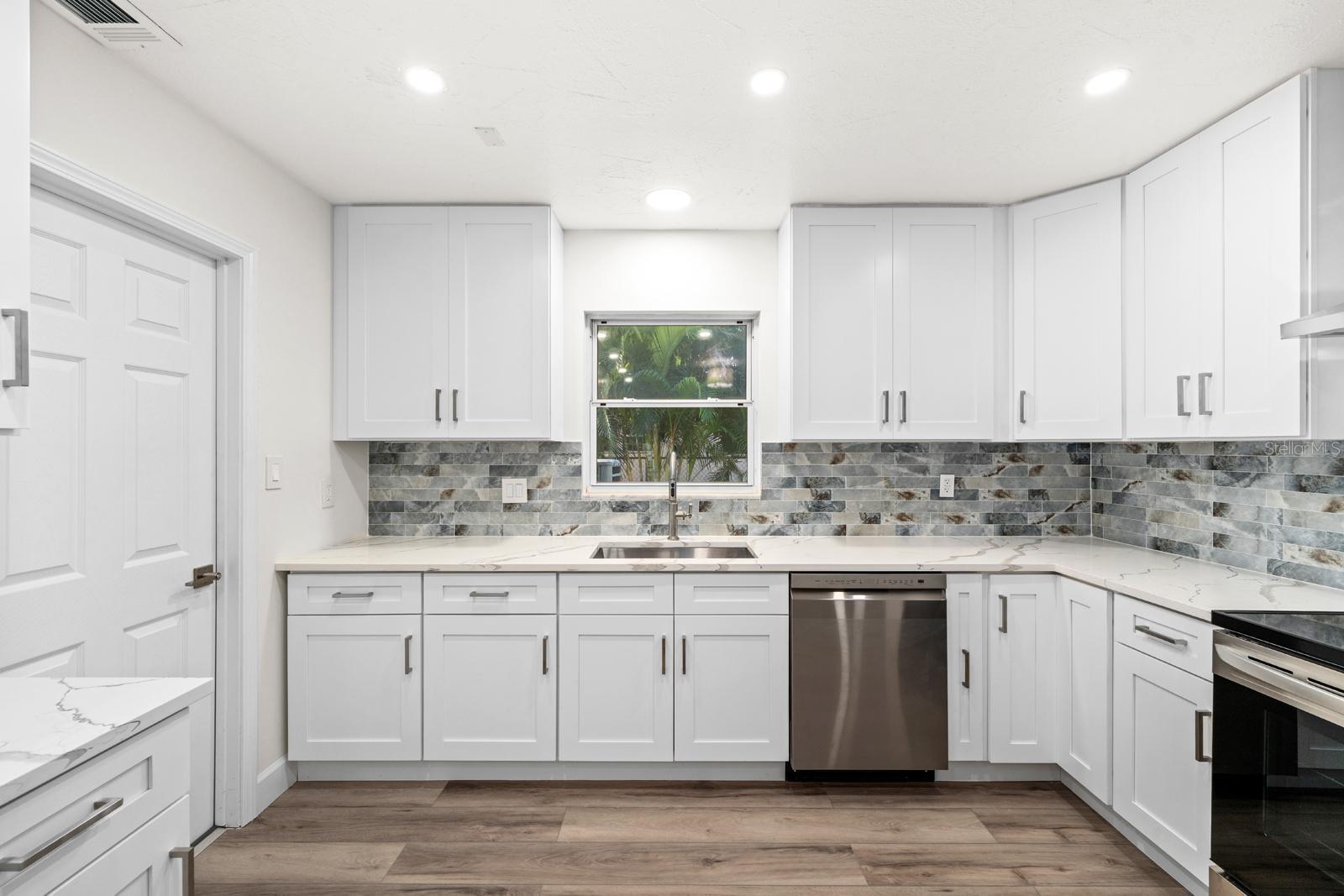 Image 11 of 35 For 4540 Bayshore Boulevard Ne