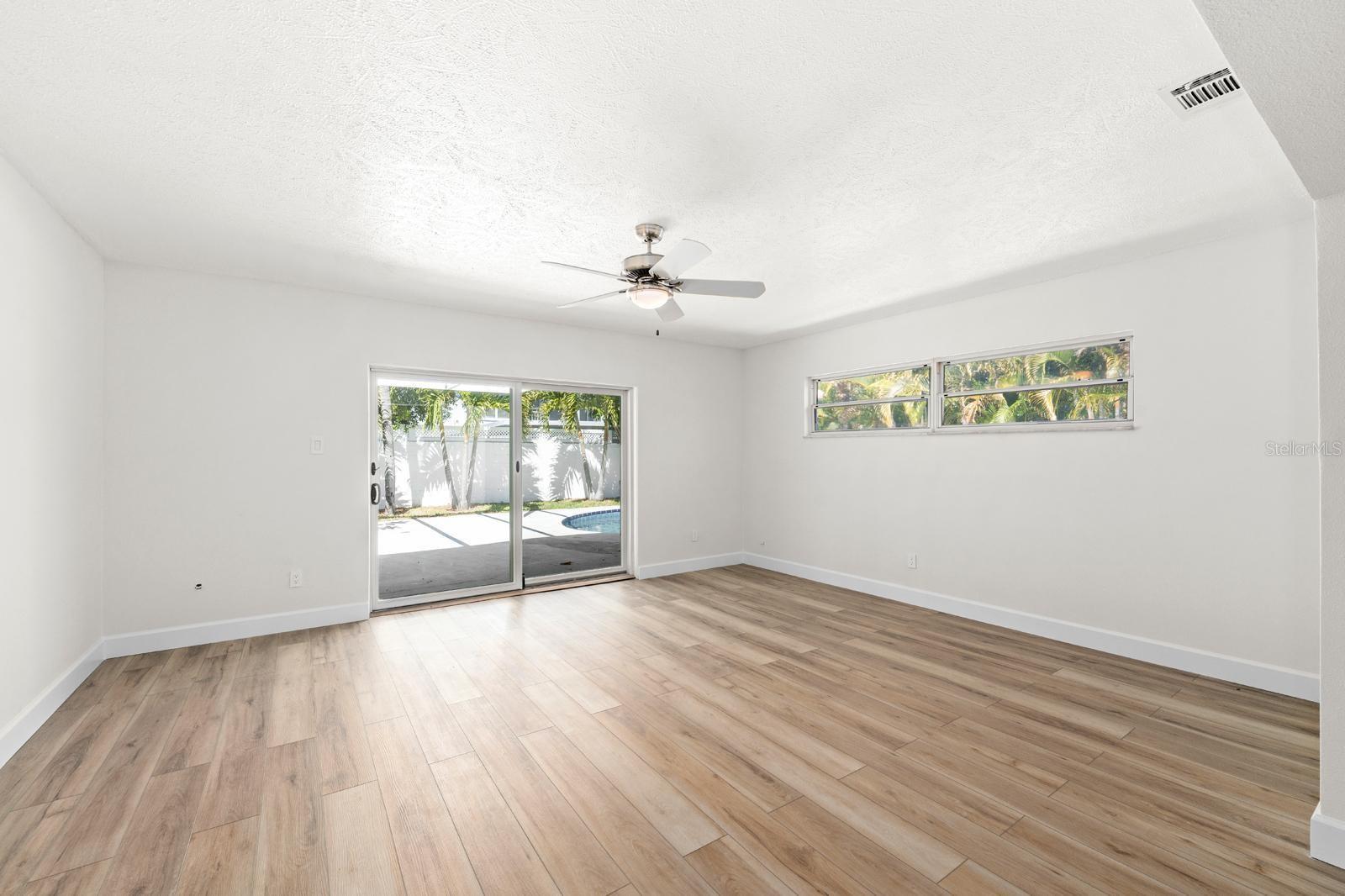 Image 13 of 35 For 4540 Bayshore Boulevard Ne