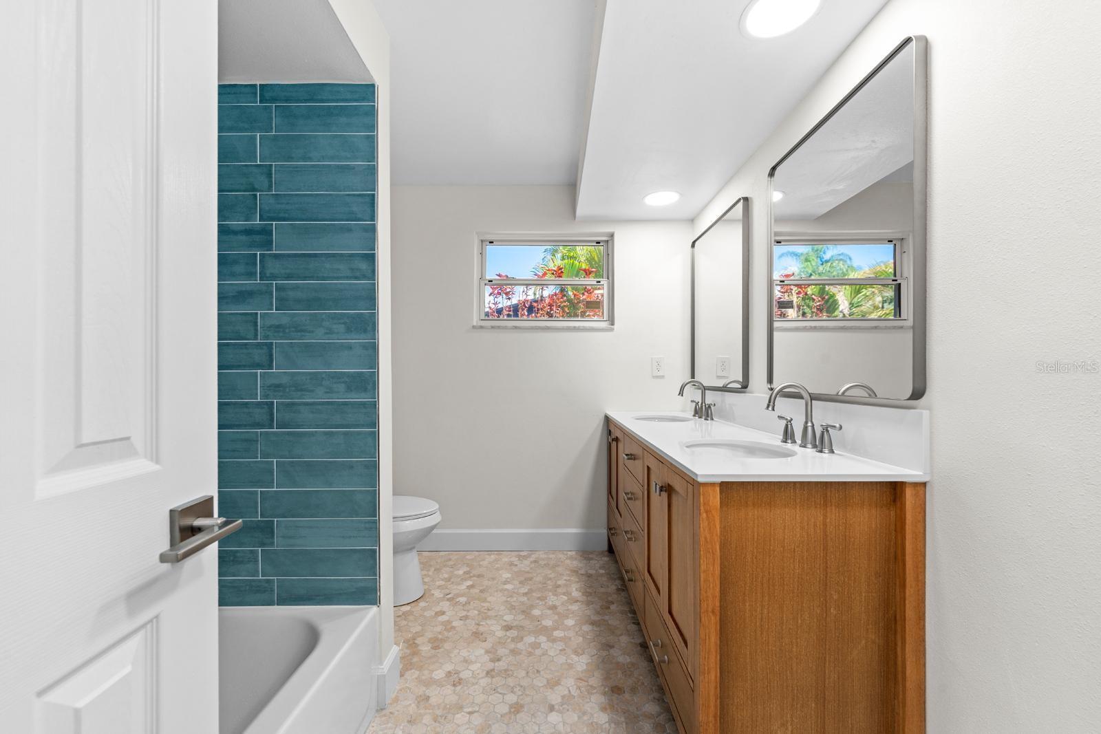 Image 21 of 35 For 4540 Bayshore Boulevard Ne