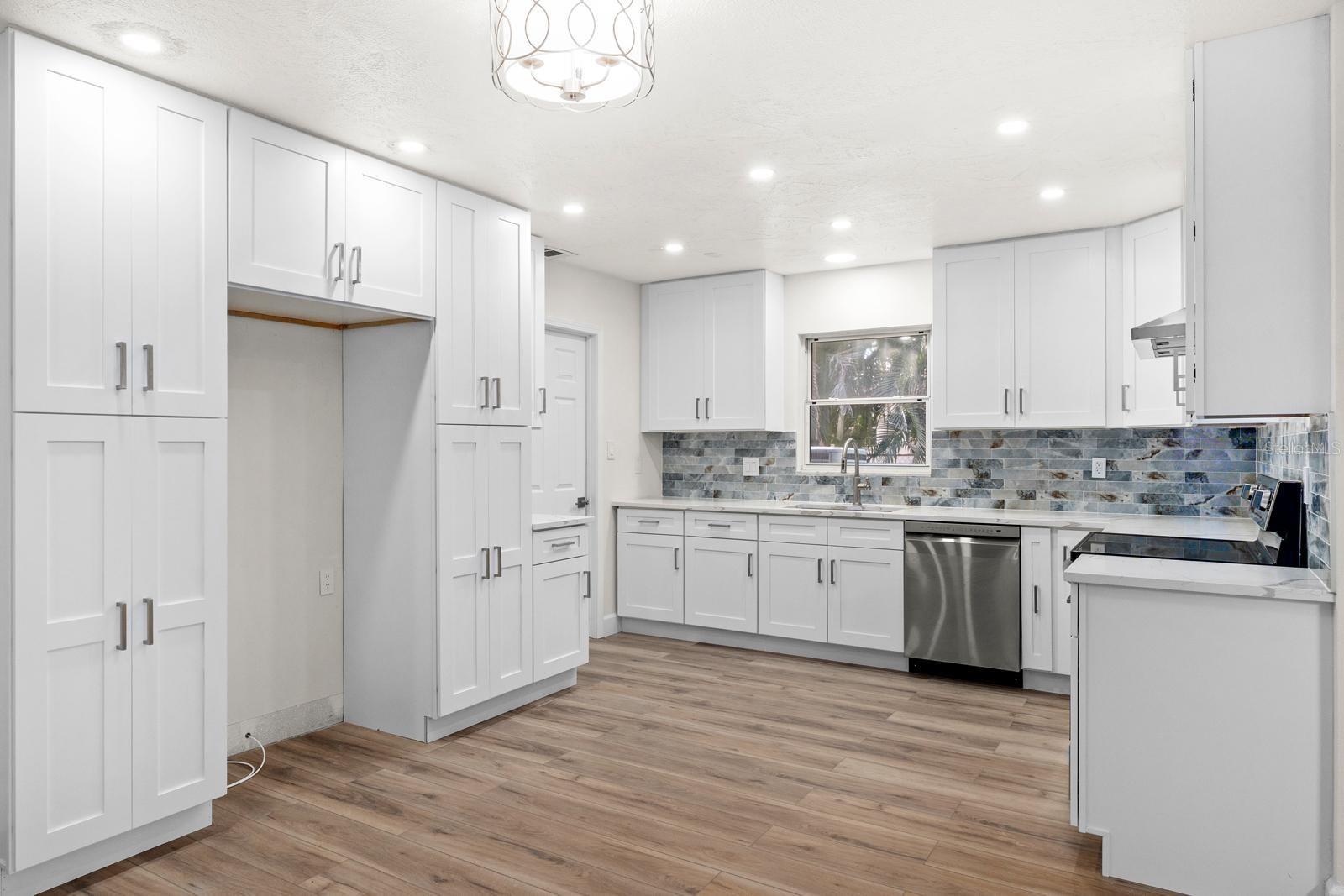 Image 8 of 35 For 4540 Bayshore Boulevard Ne