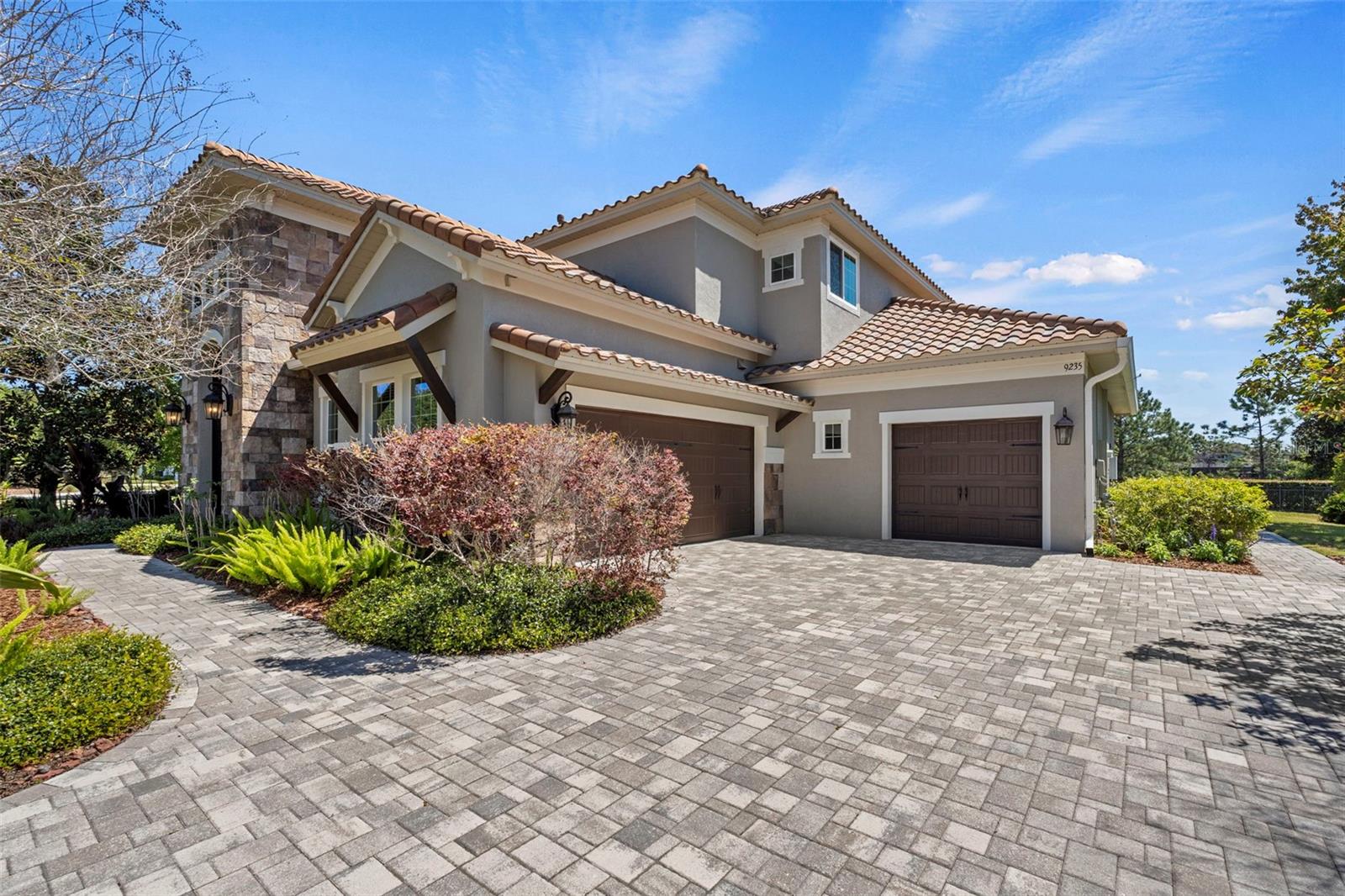 Listing photo id 2 for 9235 Tillinghast Drive