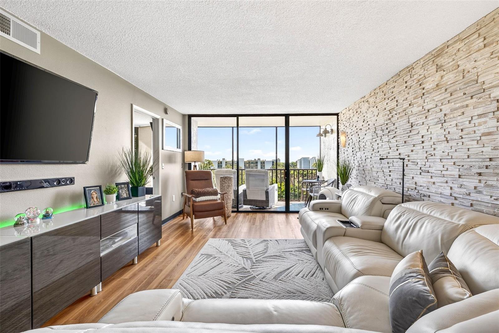 Image 17 of 69 For 800 Cove Cay Drive 7d