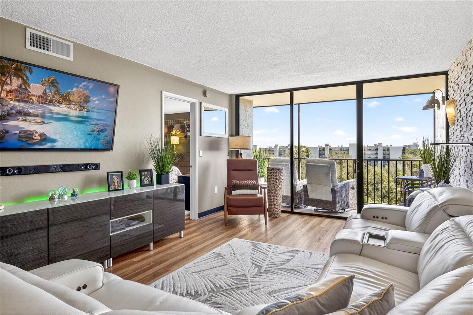 Image 19 of 69 For 800 Cove Cay Drive 7d