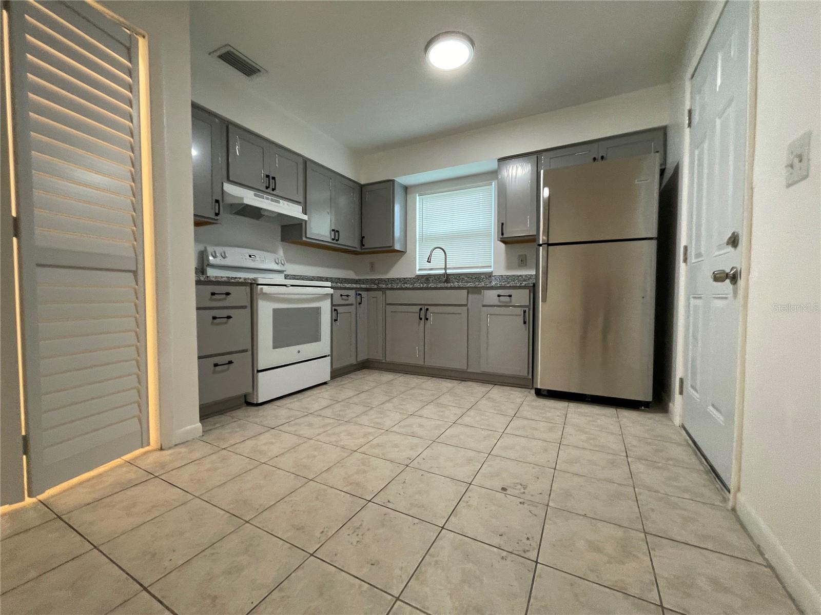 Listing photo id 9 for 10405 Jasmine Avenue