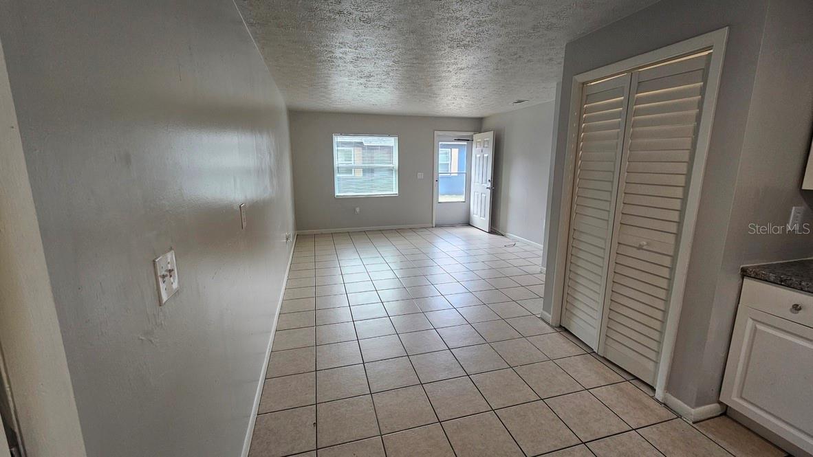 Listing photo id 4 for 10405 Jasmine Avenue