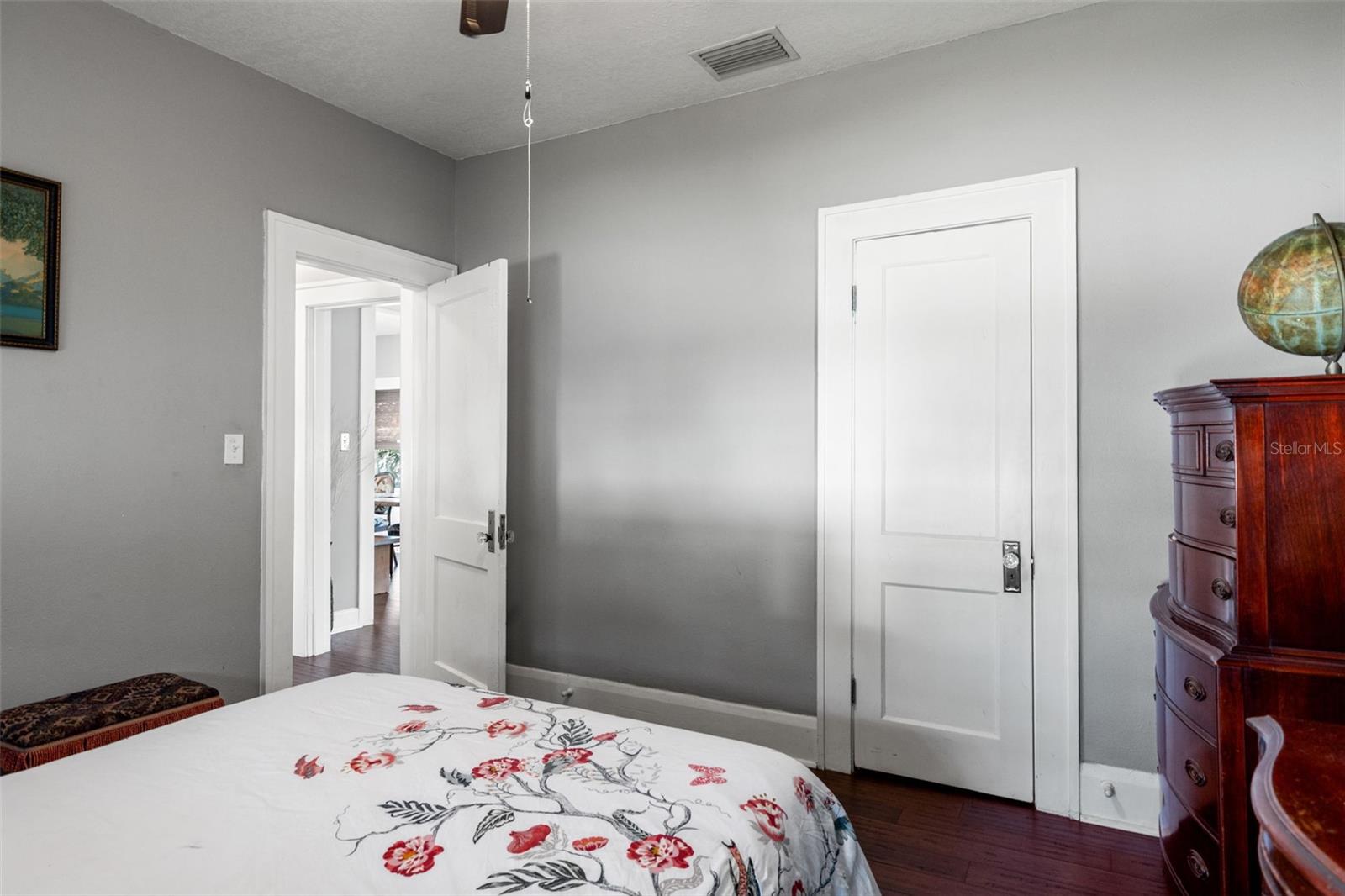 Image 14 of 43 For 905 Hanna Avenue