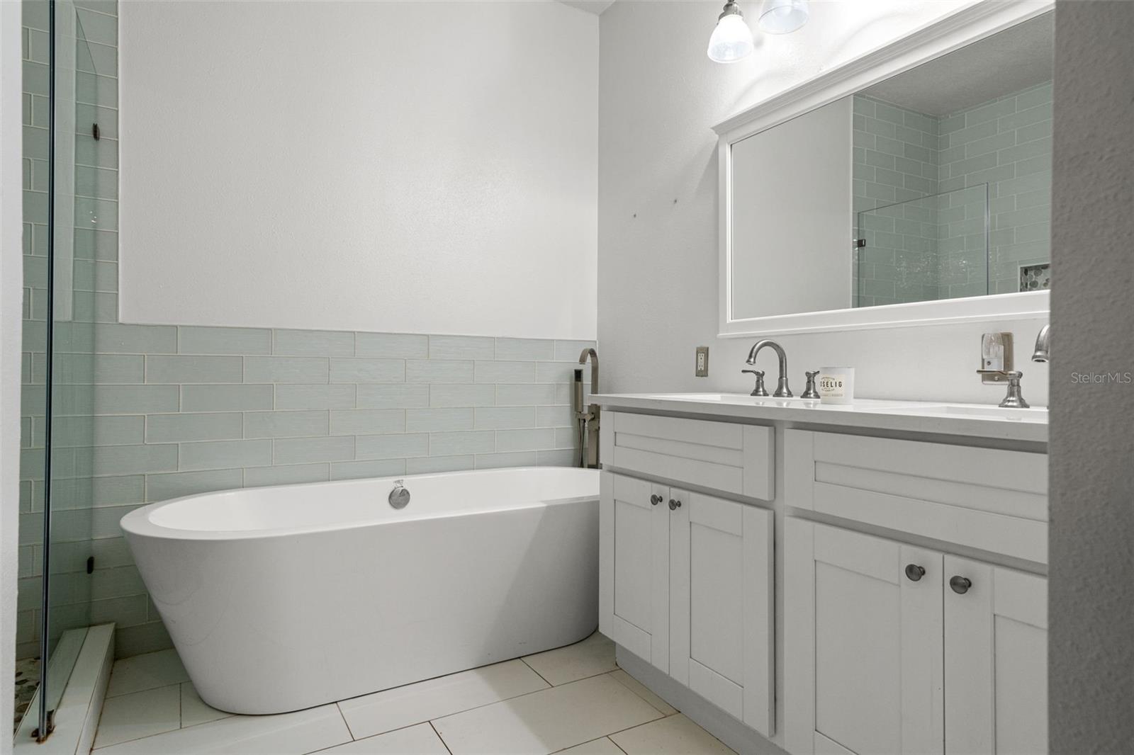 Image 18 of 43 For 905 Hanna Avenue