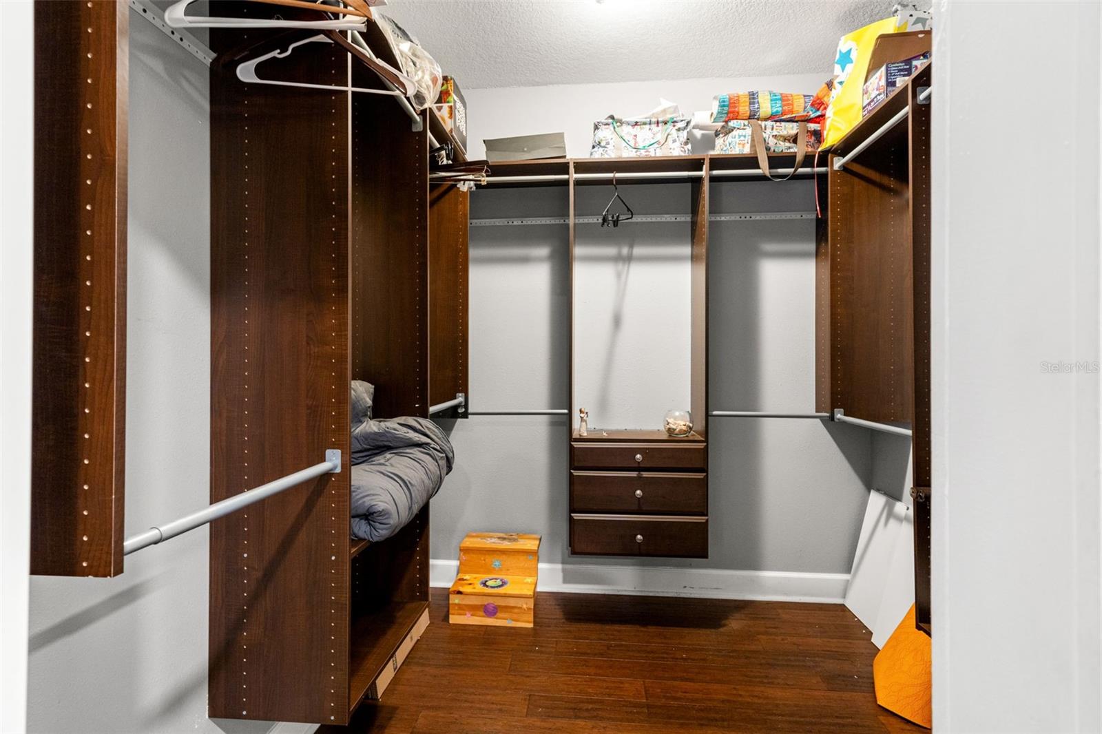 Image 24 of 43 For 905 Hanna Avenue