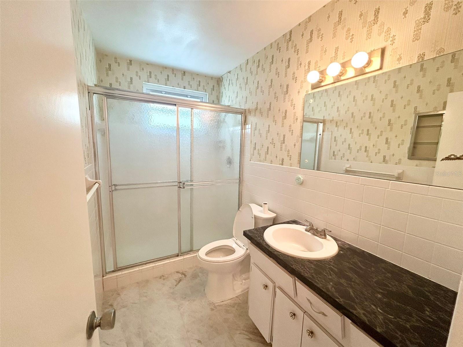 Image 13 of 40 For 2400 Columbia Drive 18