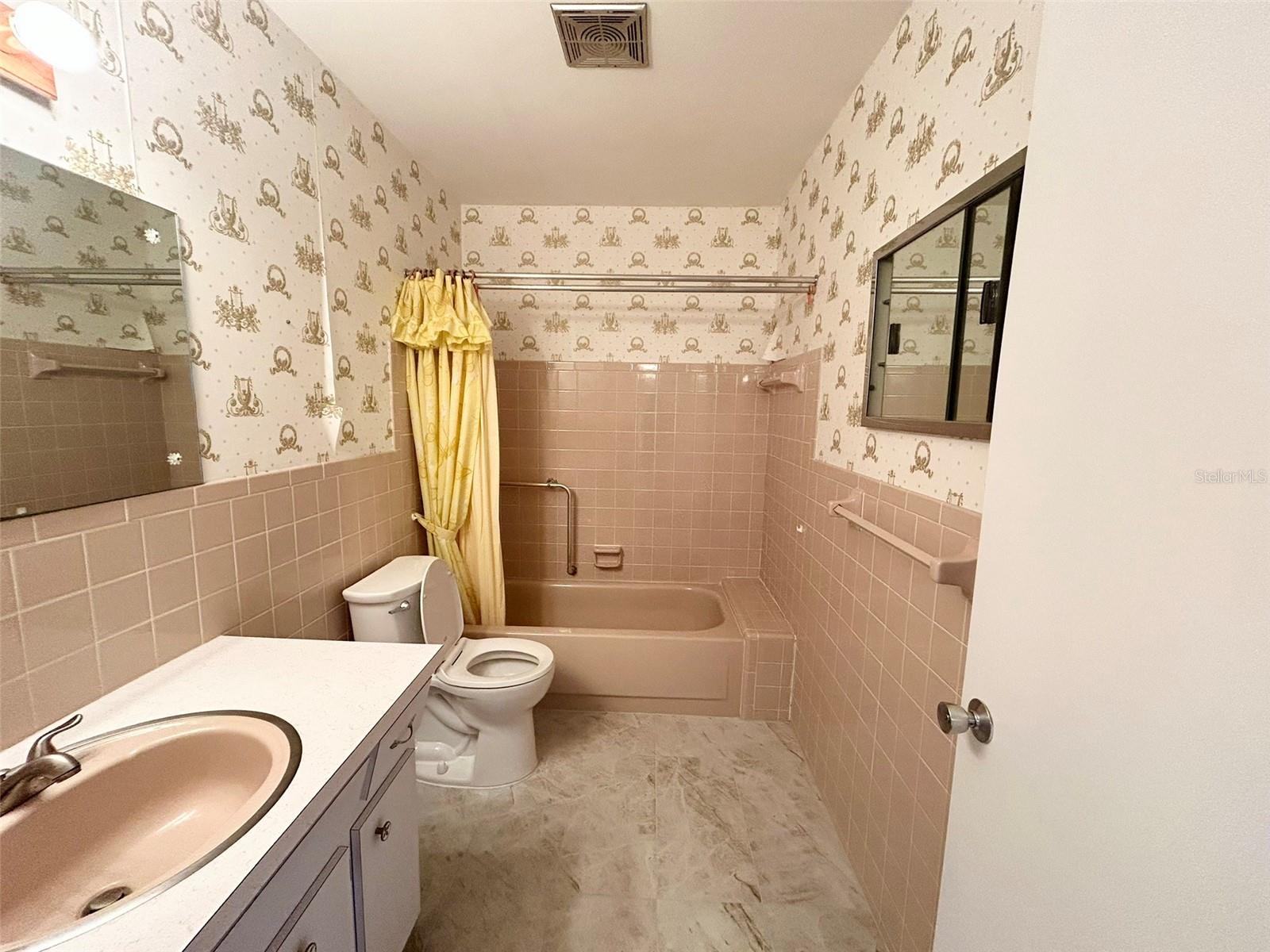 Image 15 of 40 For 2400 Columbia Drive 18