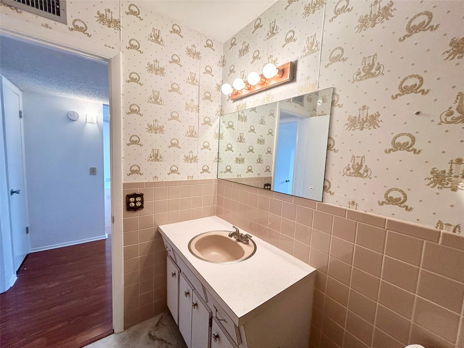 Image 16 of 40 For 2400 Columbia Drive 18