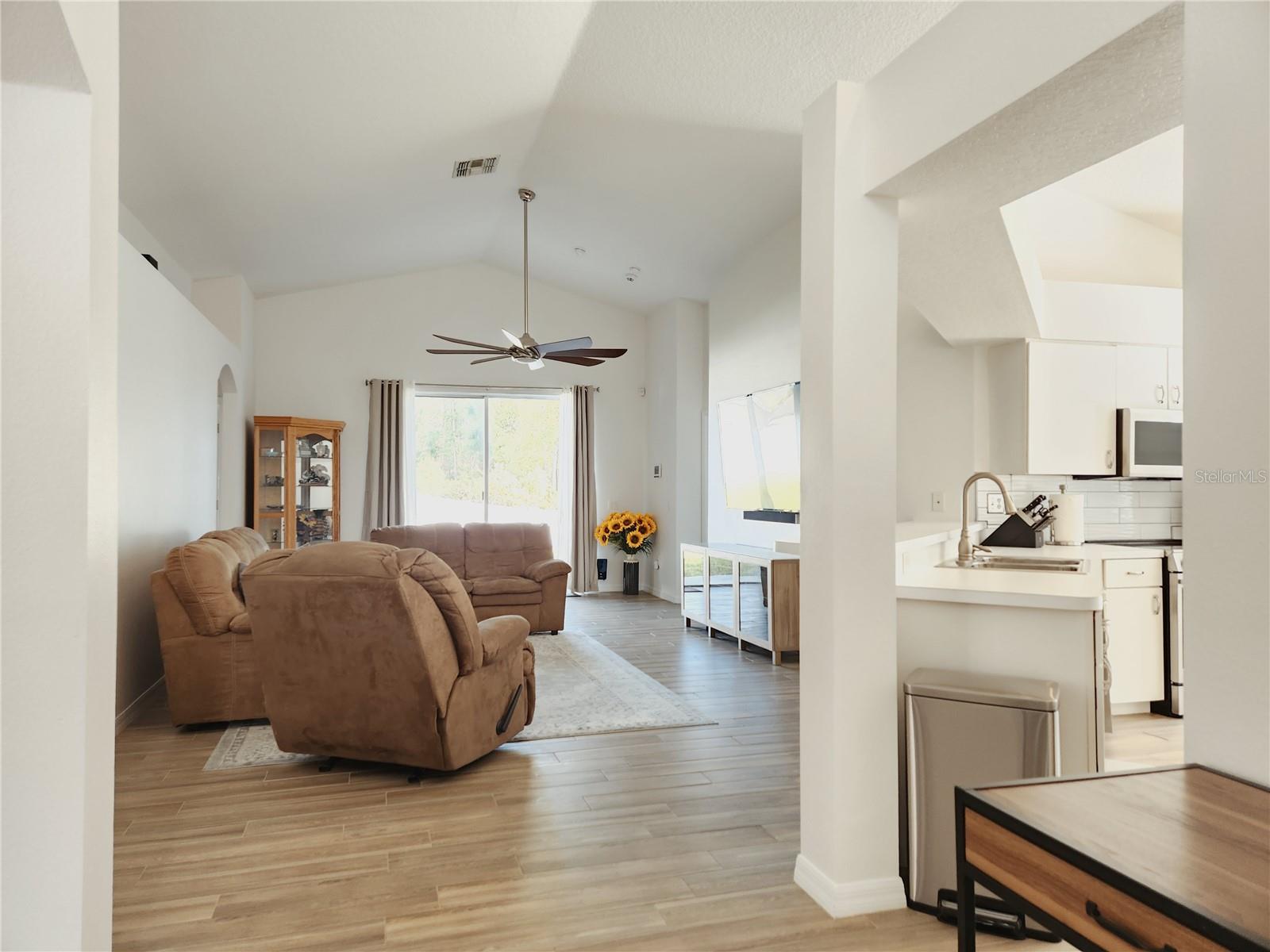 Listing photo id 8 for 1426 Appleton Place