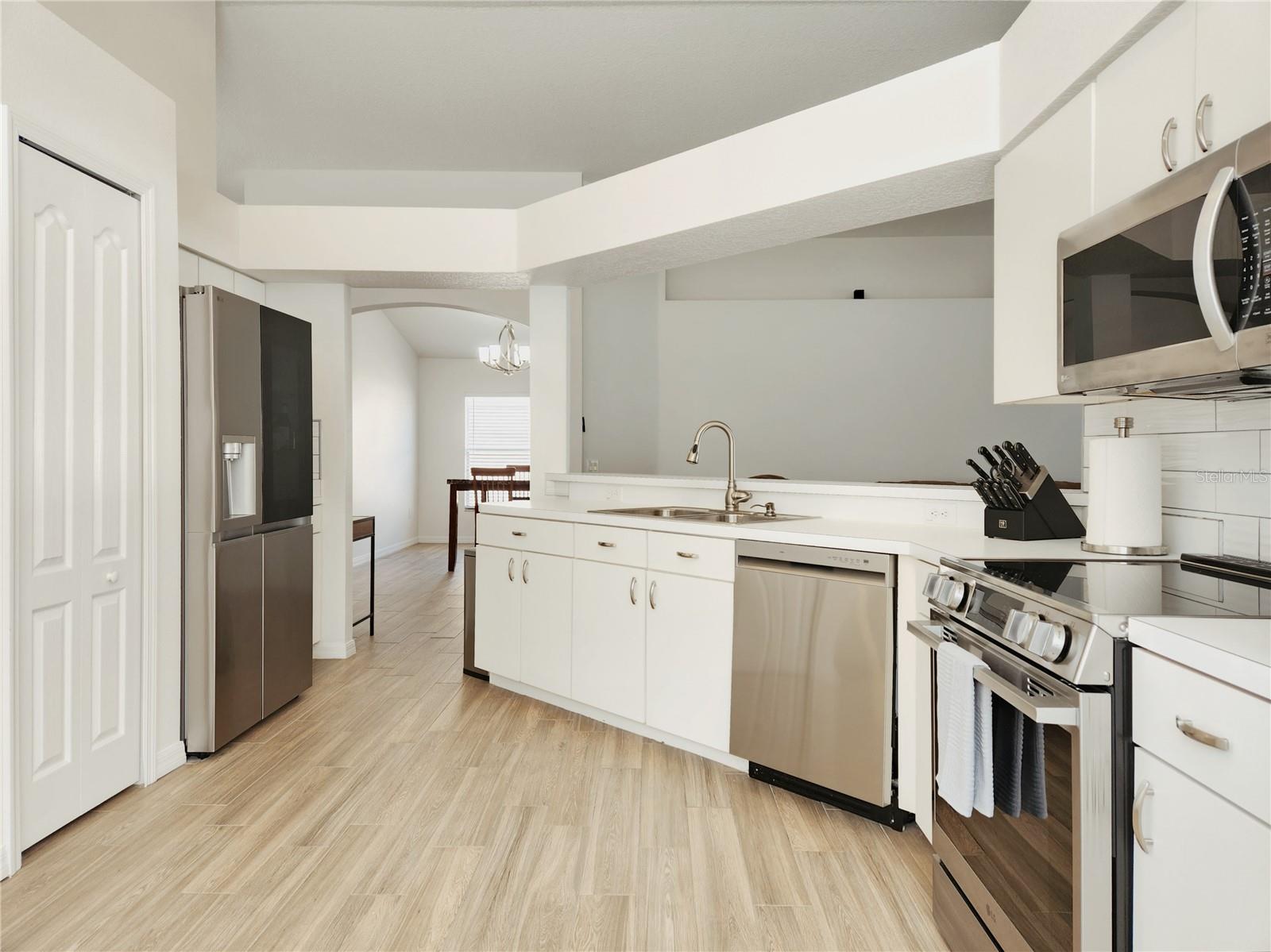 Listing photo id 10 for 1426 Appleton Place