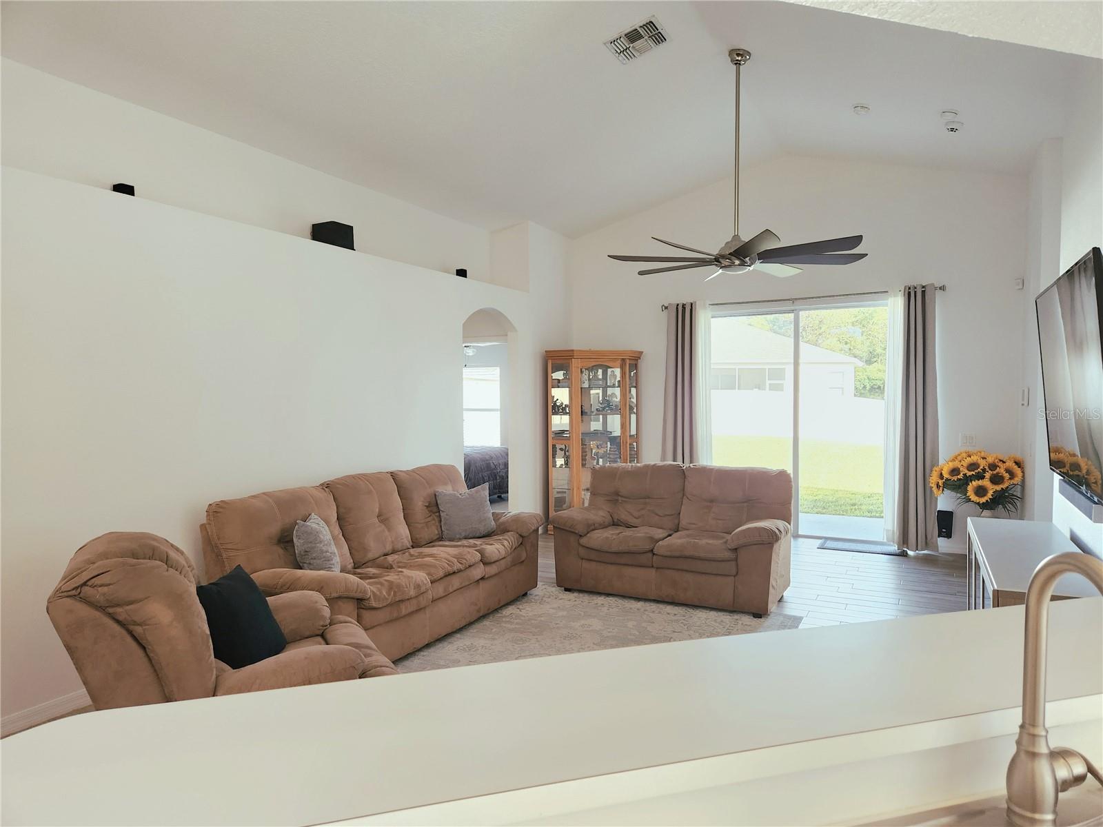 Listing photo id 14 for 1426 Appleton Place