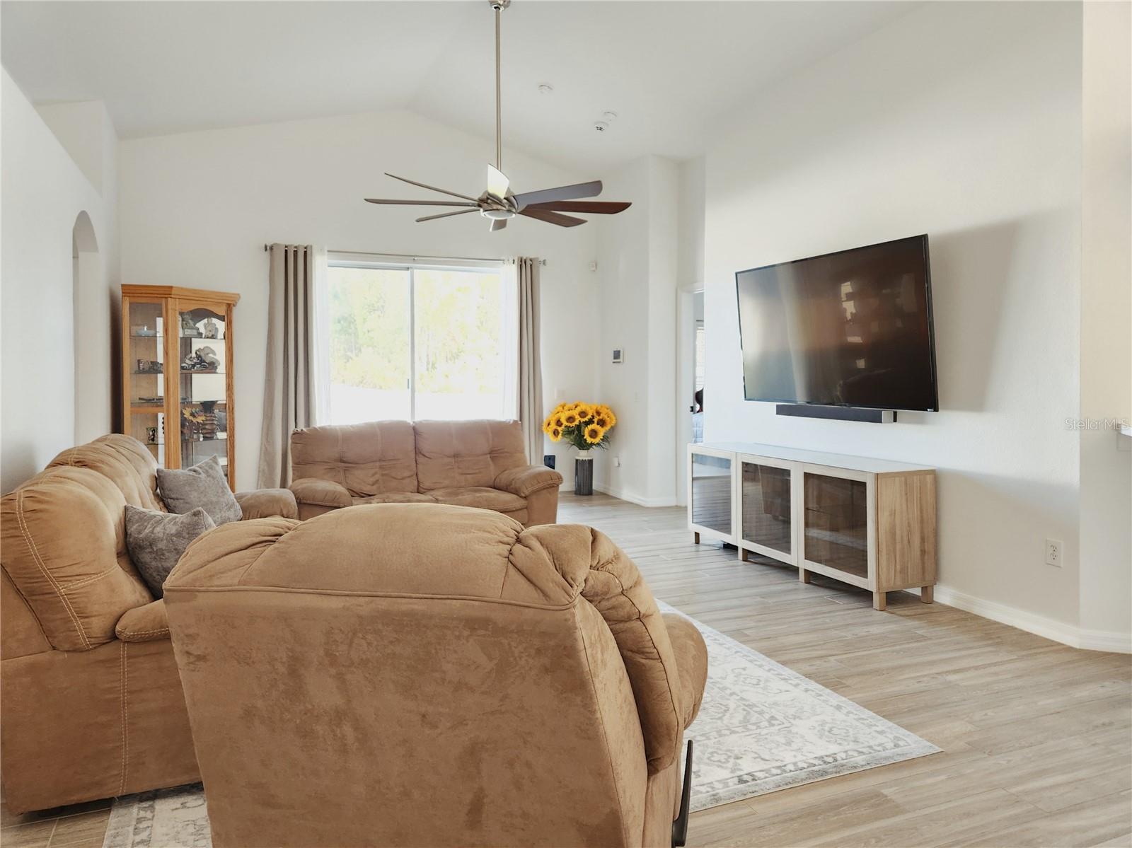 Listing photo id 15 for 1426 Appleton Place