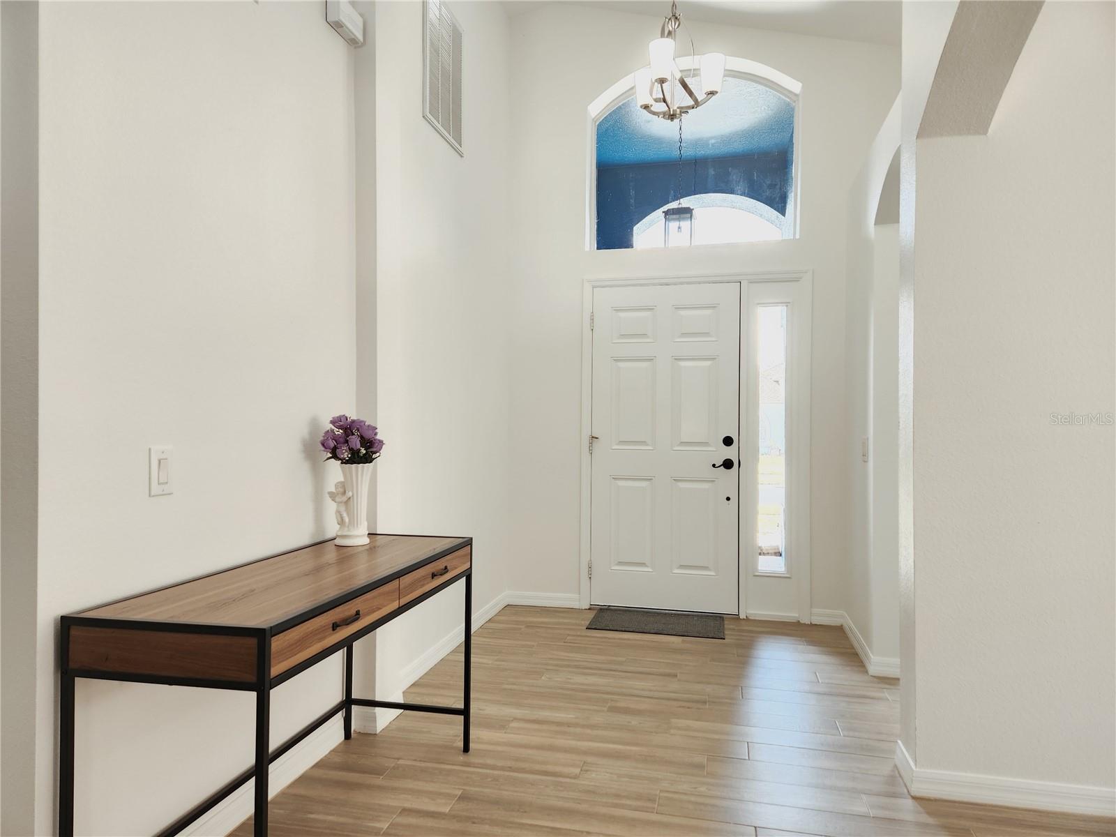 Listing photo id 2 for 1426 Appleton Place