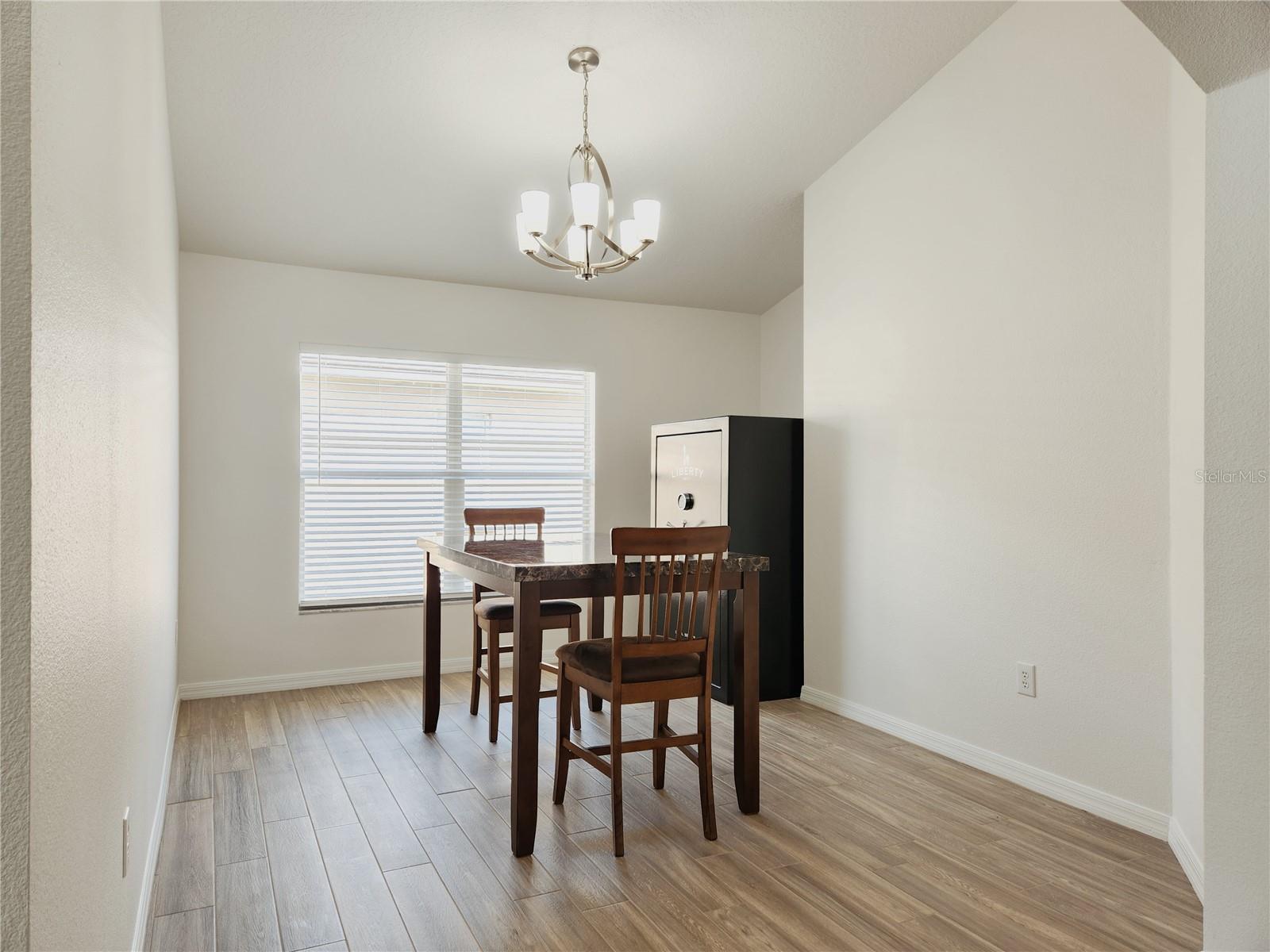 Listing photo id 7 for 1426 Appleton Place