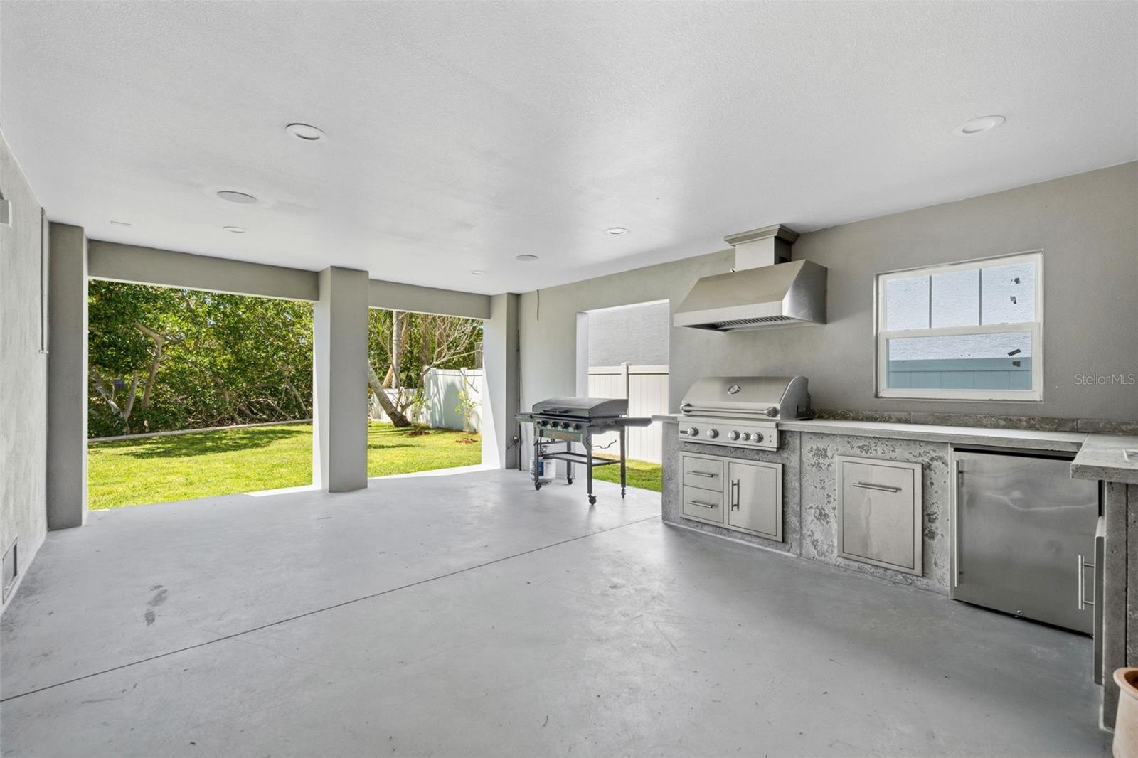 Listing photo id 10 for 1811 Bayou Grande Boulevard Ne